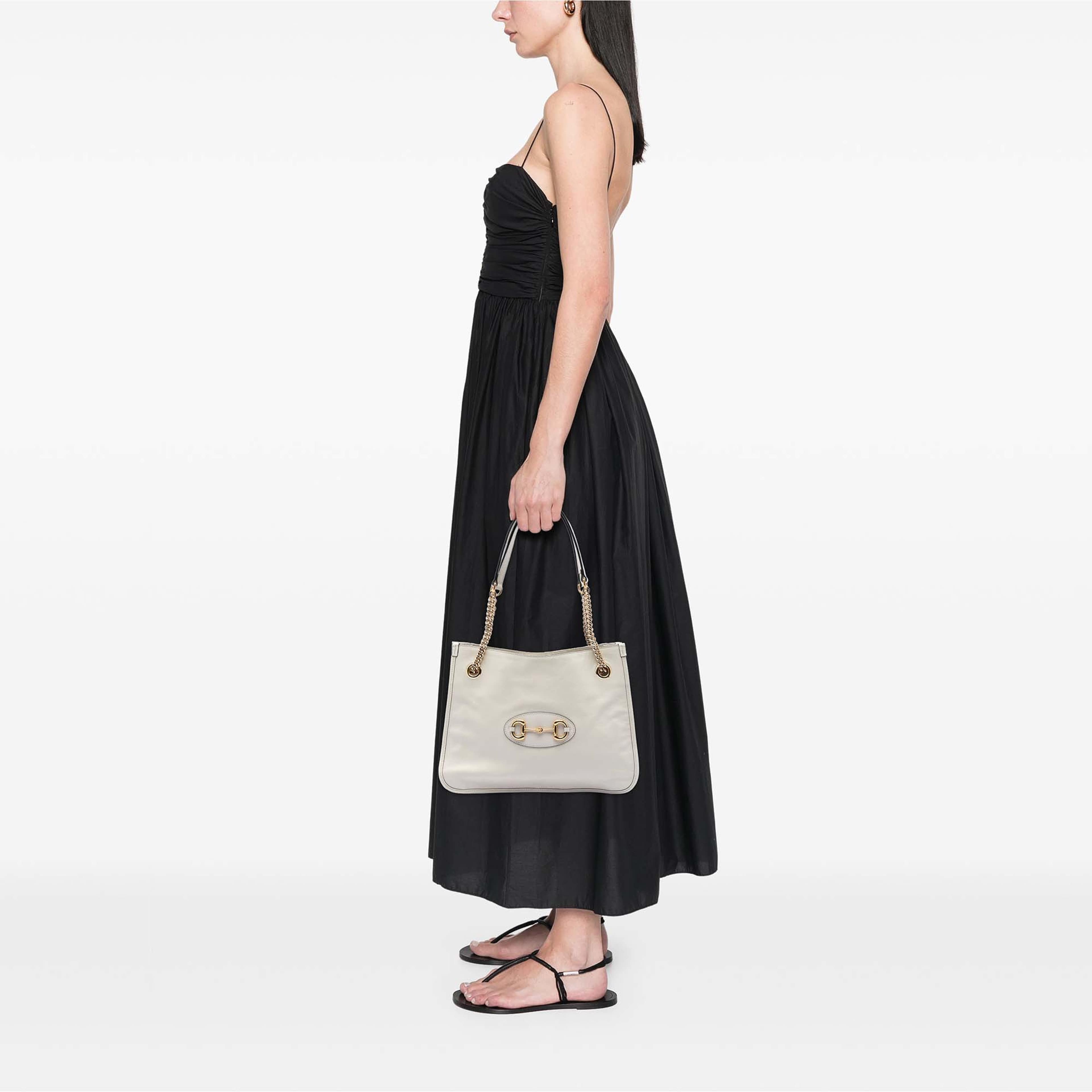 Gucci Medium Calfskin Horsebit 1955 Chain Tote, från Luxclusif, i färgen white. Klicka för att öppna bilden i stort format