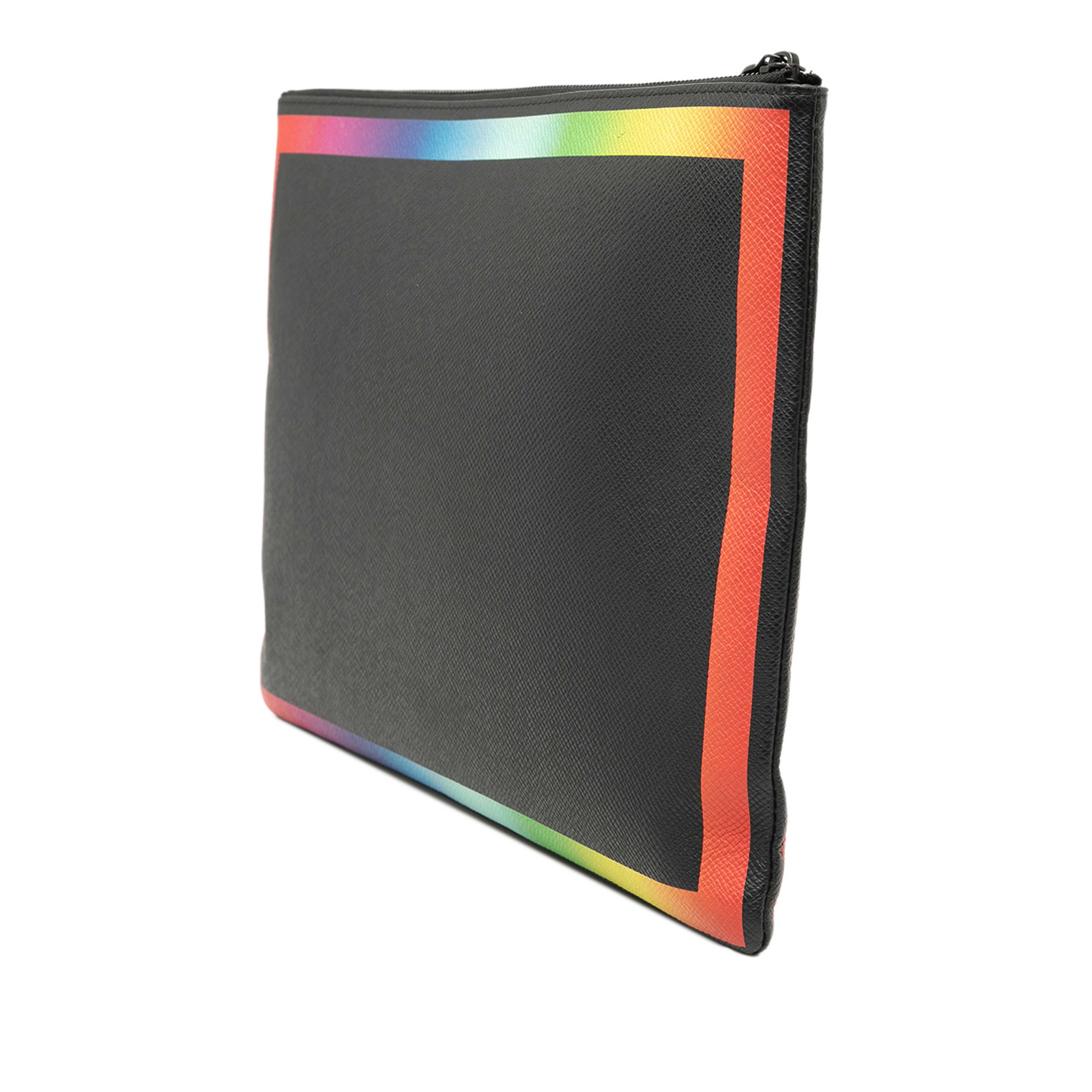 Louis Vuitton Taiga Rainbow Pochette A4, från Luxclusif, i färgen black. Klicka för att öppna bilden i stort format