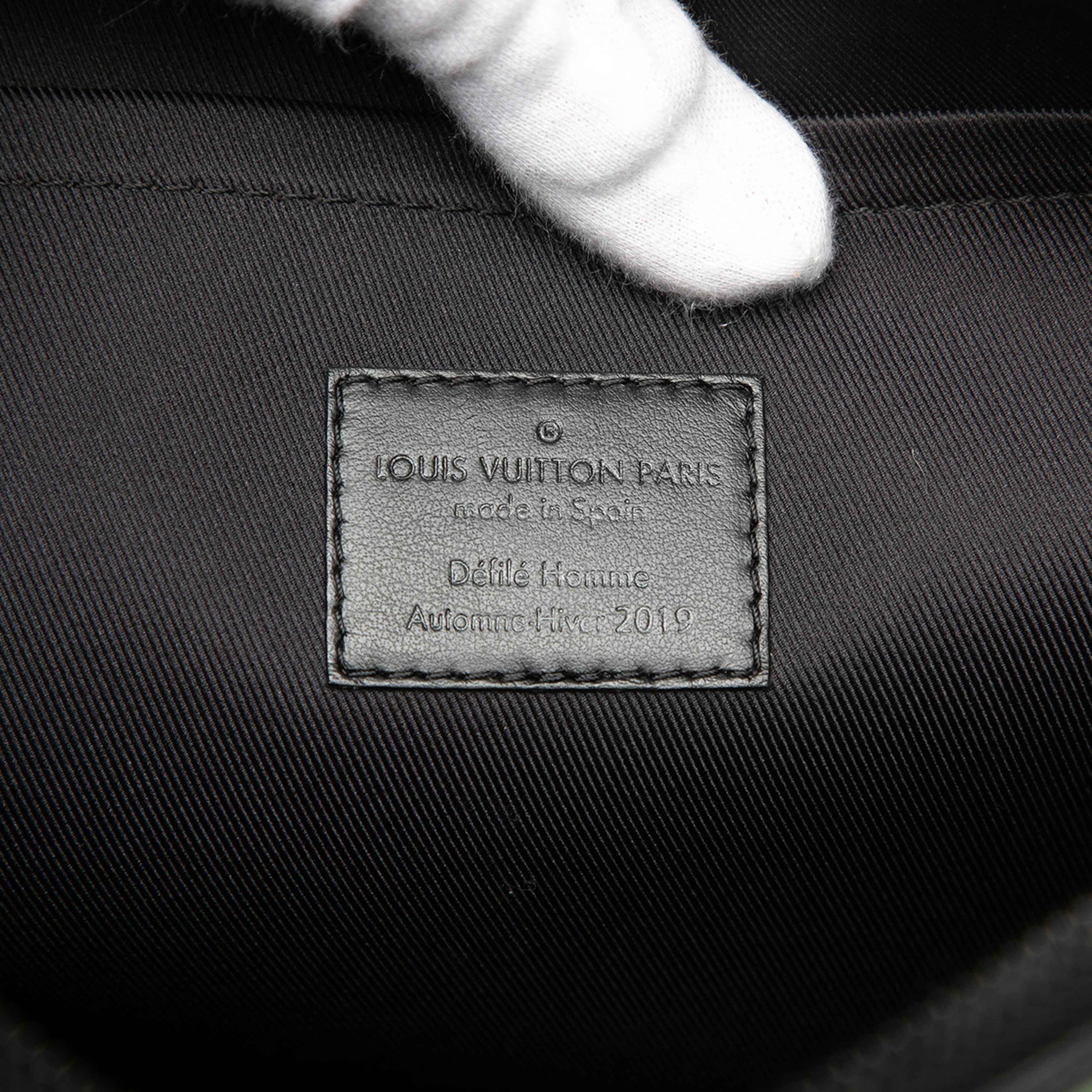 Louis Vuitton Taiga Rainbow Pochette A4, från Luxclusif, i färgen black. Klicka för att öppna bilden i stort format