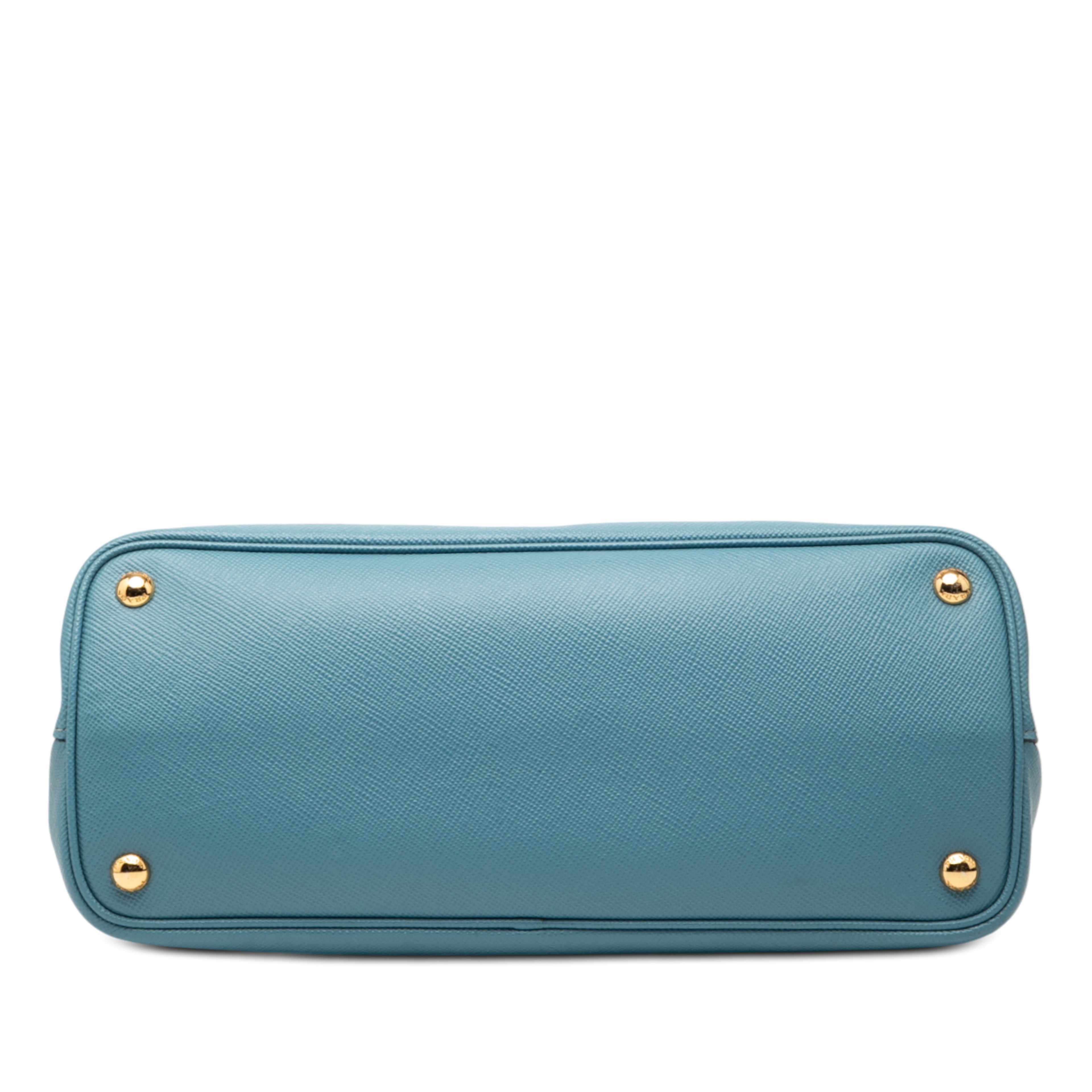 Prada Medium Saffiano Cuir Double Satchel, från Luxclusif, i färgen blå. Klicka för att öppna bilden i stort format