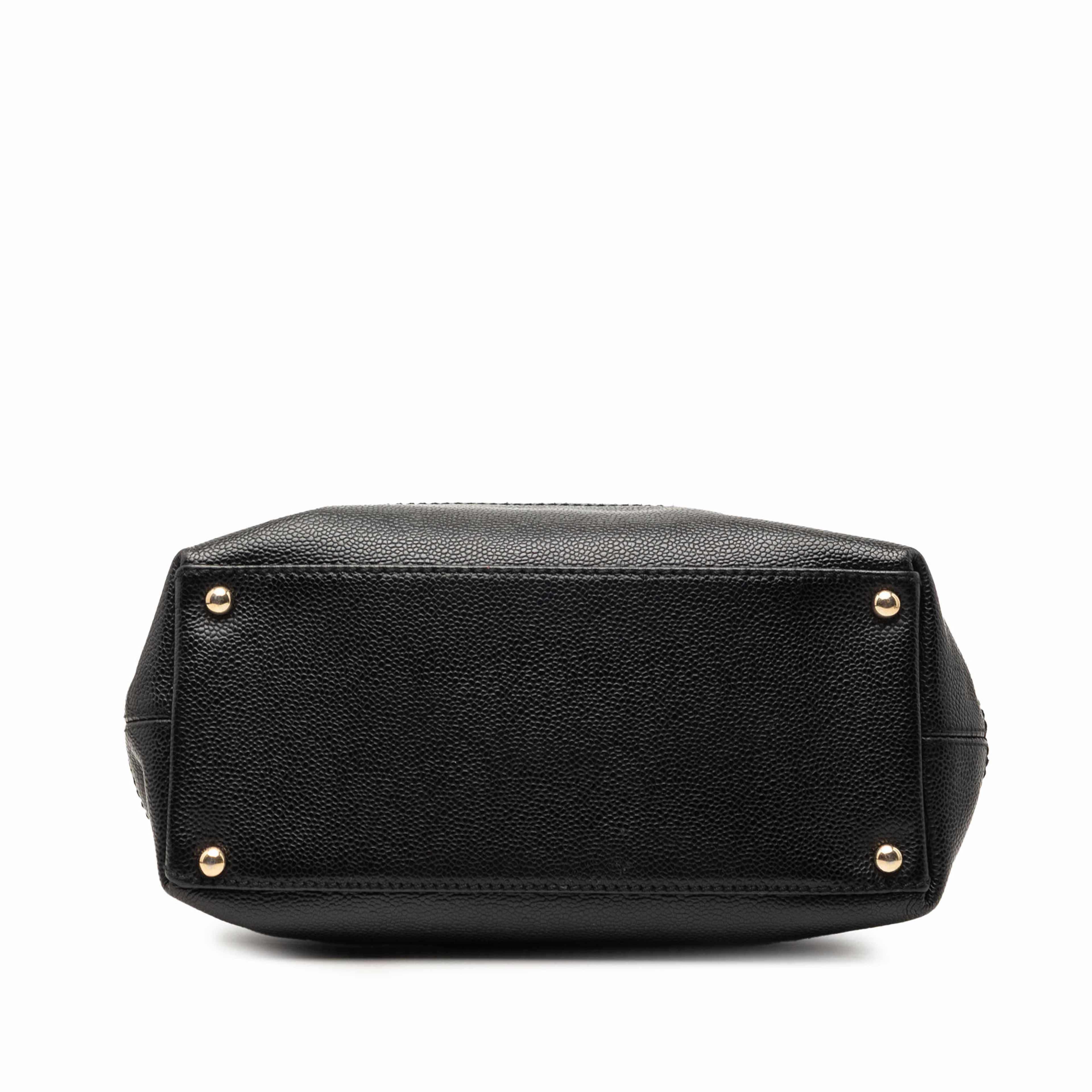 Chanel Cc Caviar Drawstring Tote, från Luxclusif, i färgen svart. Klicka för att öppna bilden i stort format
