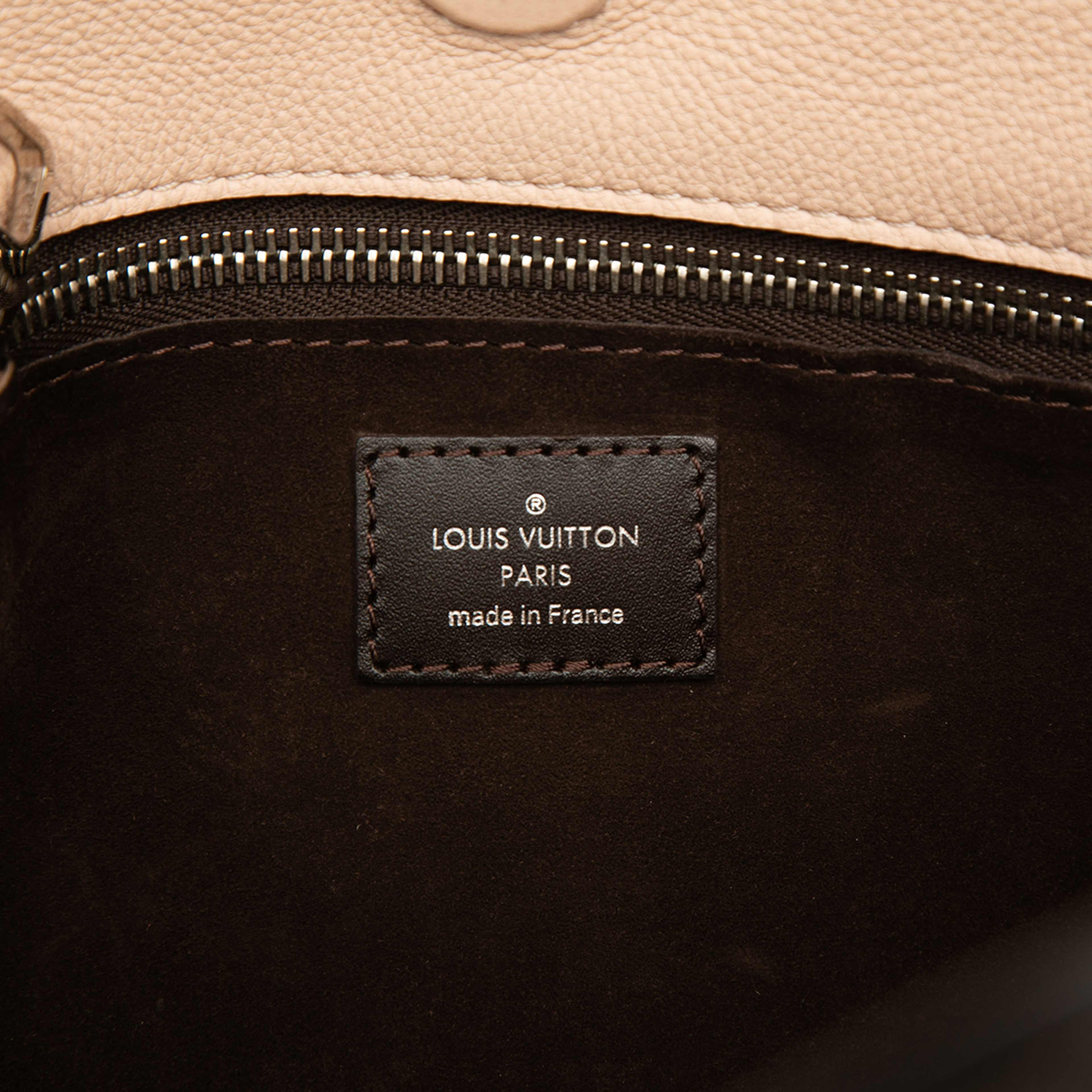 Louis Vuitton Veau Cachemire W Tote Bb, från Luxclusif, i färgen brun. Klicka för att öppna bilden i stort format