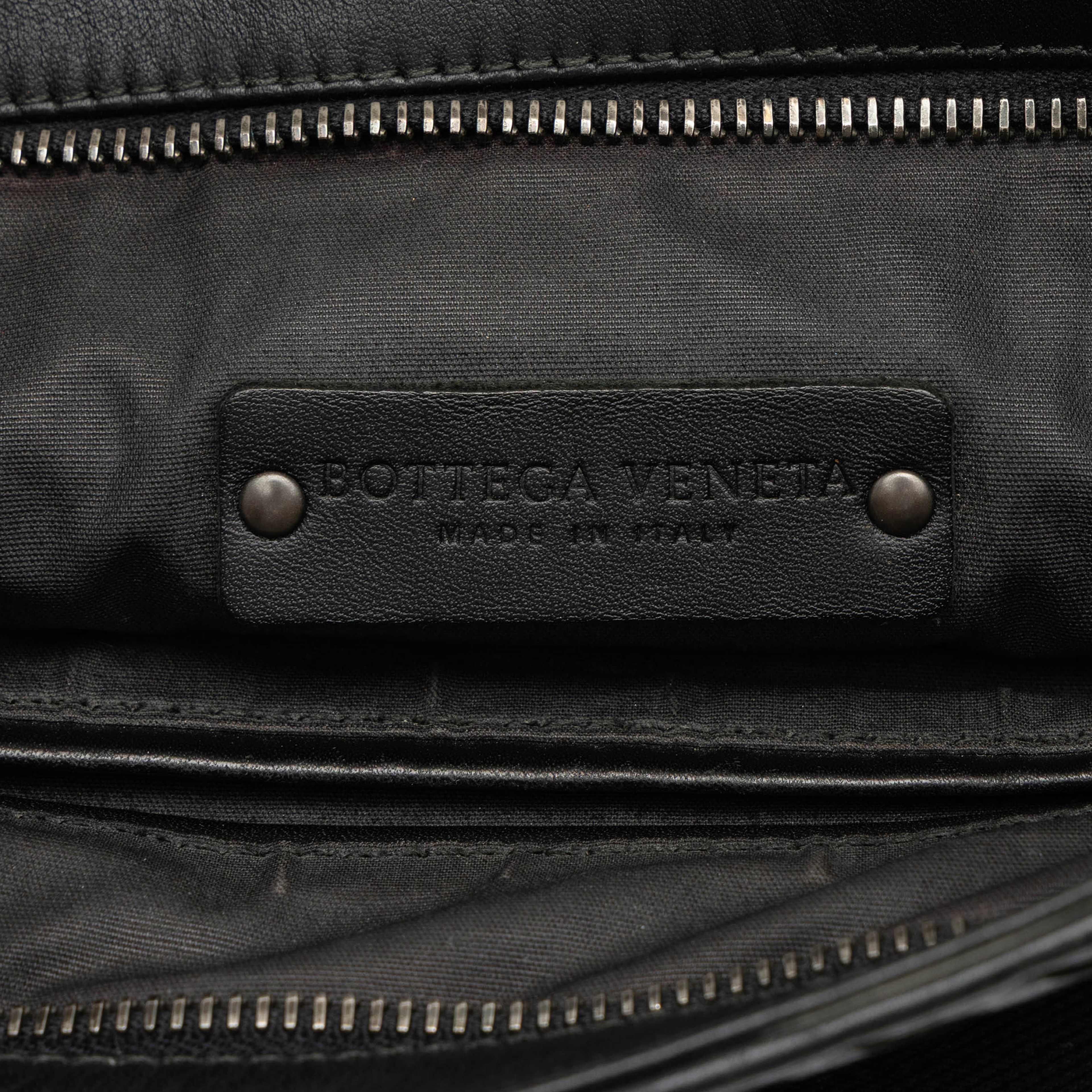 Bottega Veneta Nappa Intrecciato Vn Crossbody, från Luxclusif, i färgen svart. Klicka för att öppna bilden i stort format