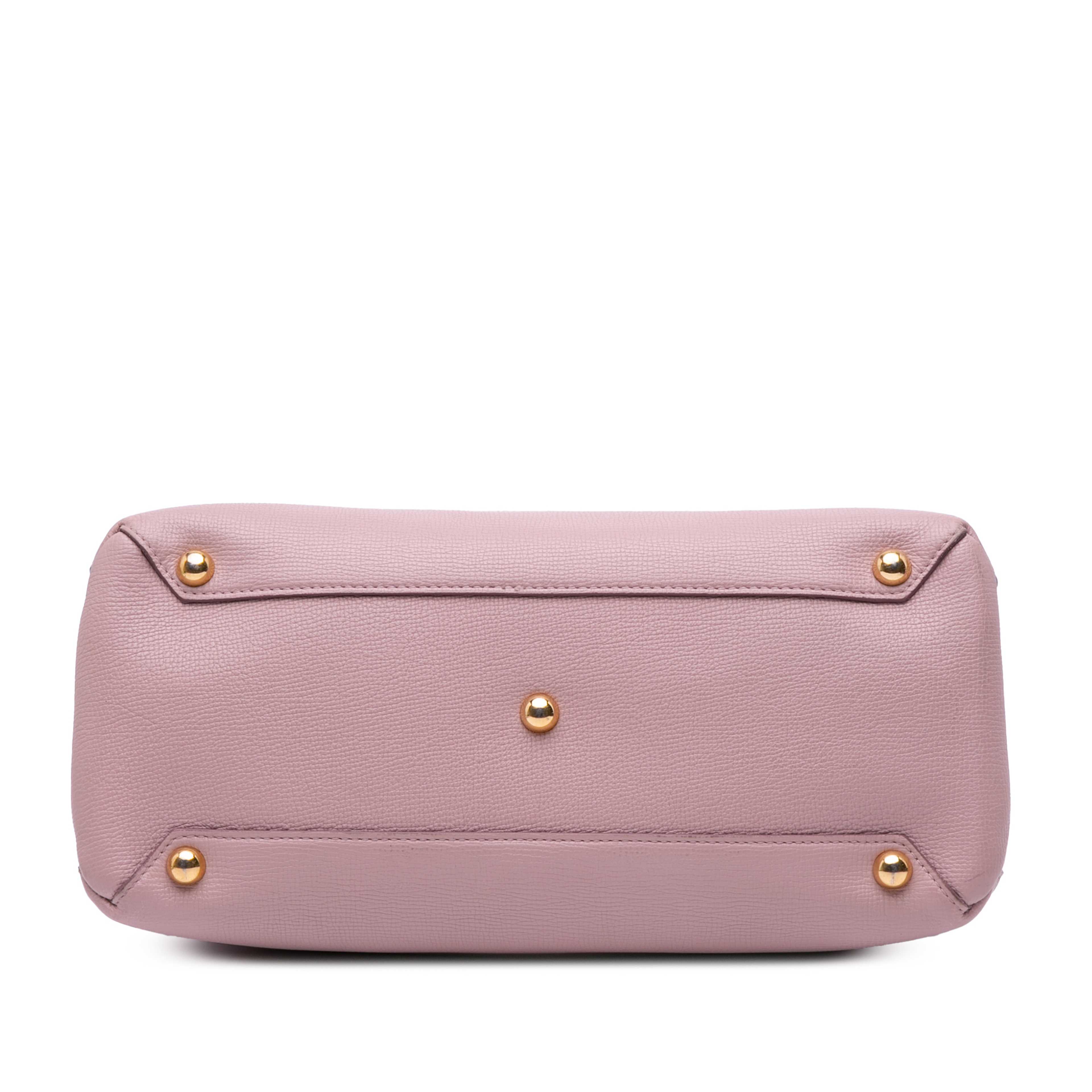 Burberry Medium Leather And House Check Banner Satchel, från Luxclusif, i färgen pink. Klicka för att öppna bilden i stort format