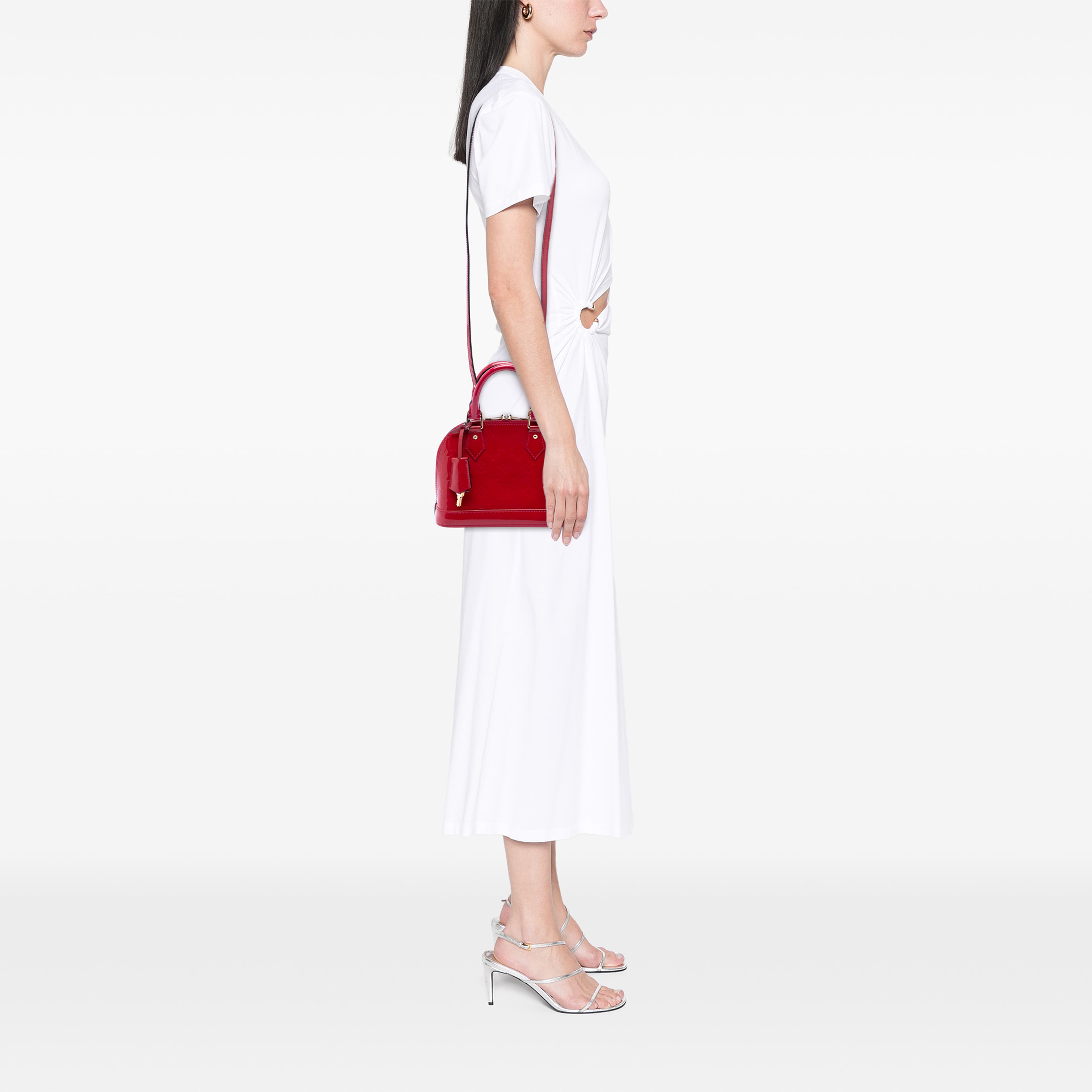 Louis Vuitton Monogram Vernis Alma Bb, från Luxclusif, i färgen röd. Klicka för att öppna bilden i stort format