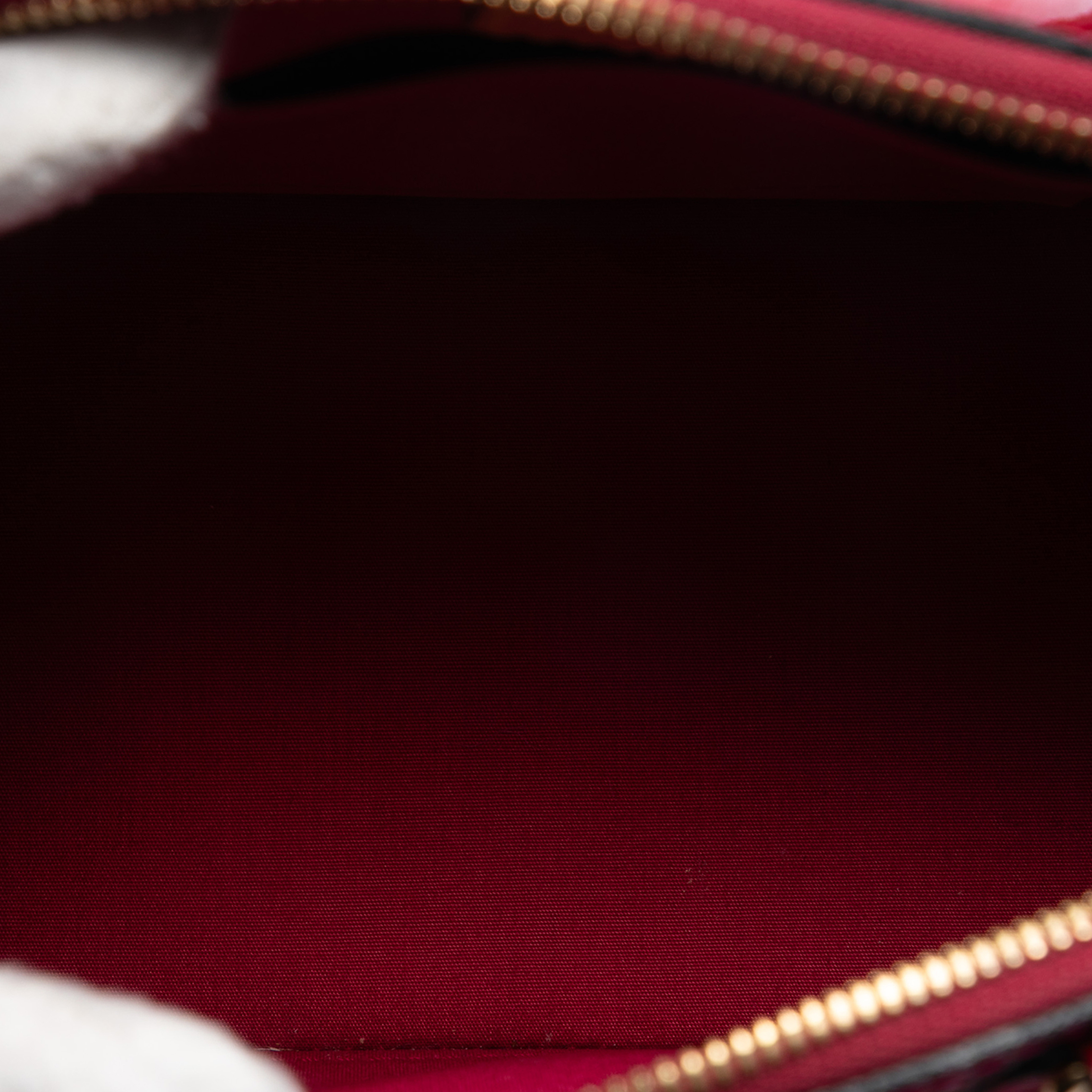 Louis Vuitton Monogram Vernis Alma Bb, från Luxclusif, i färgen red. Klicka för att öppna bilden i stort format