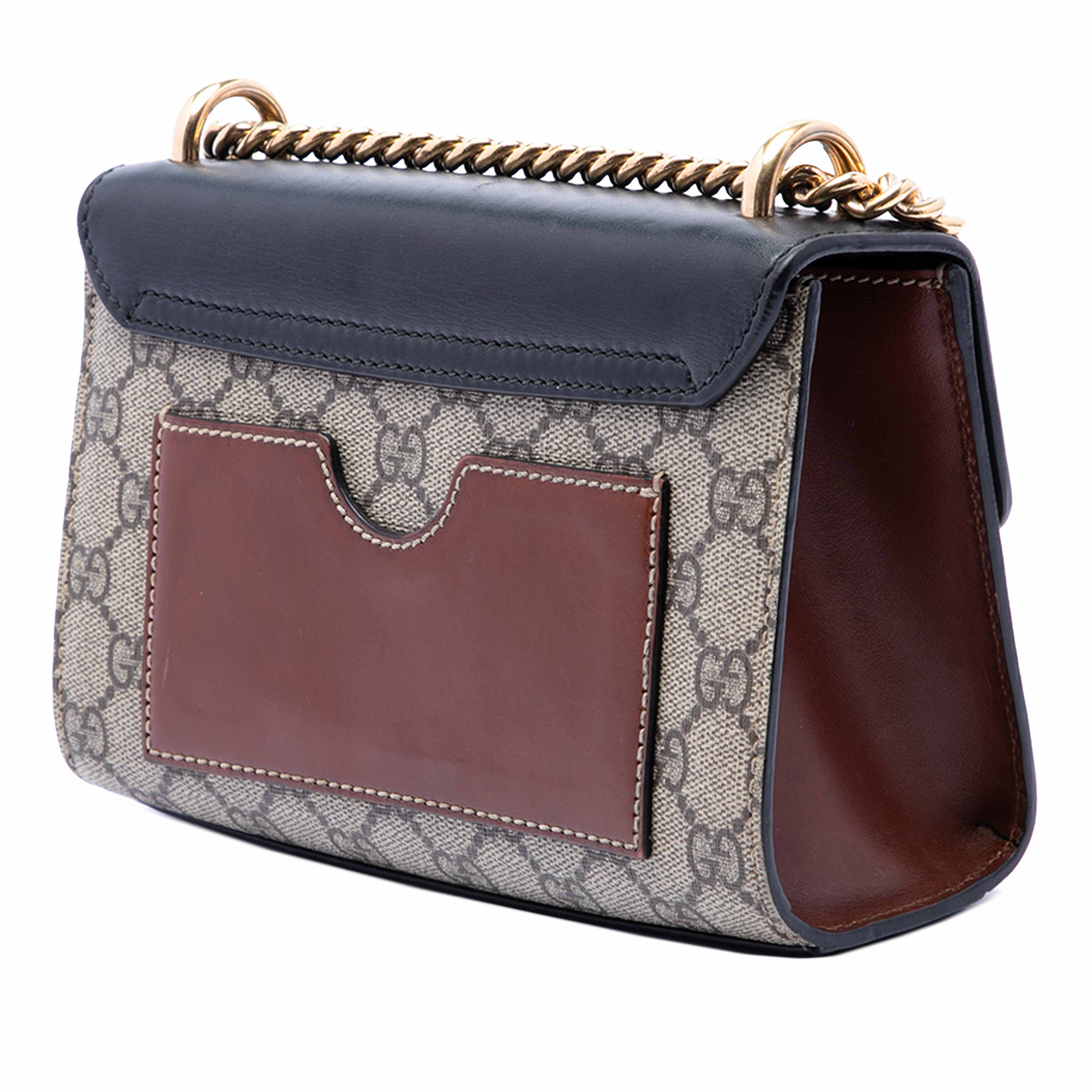 Gucci Small Gg Supreme Padlock Crossbody, från Luxclusif, i färgen beige. Klicka för att öppna bilden i stort format