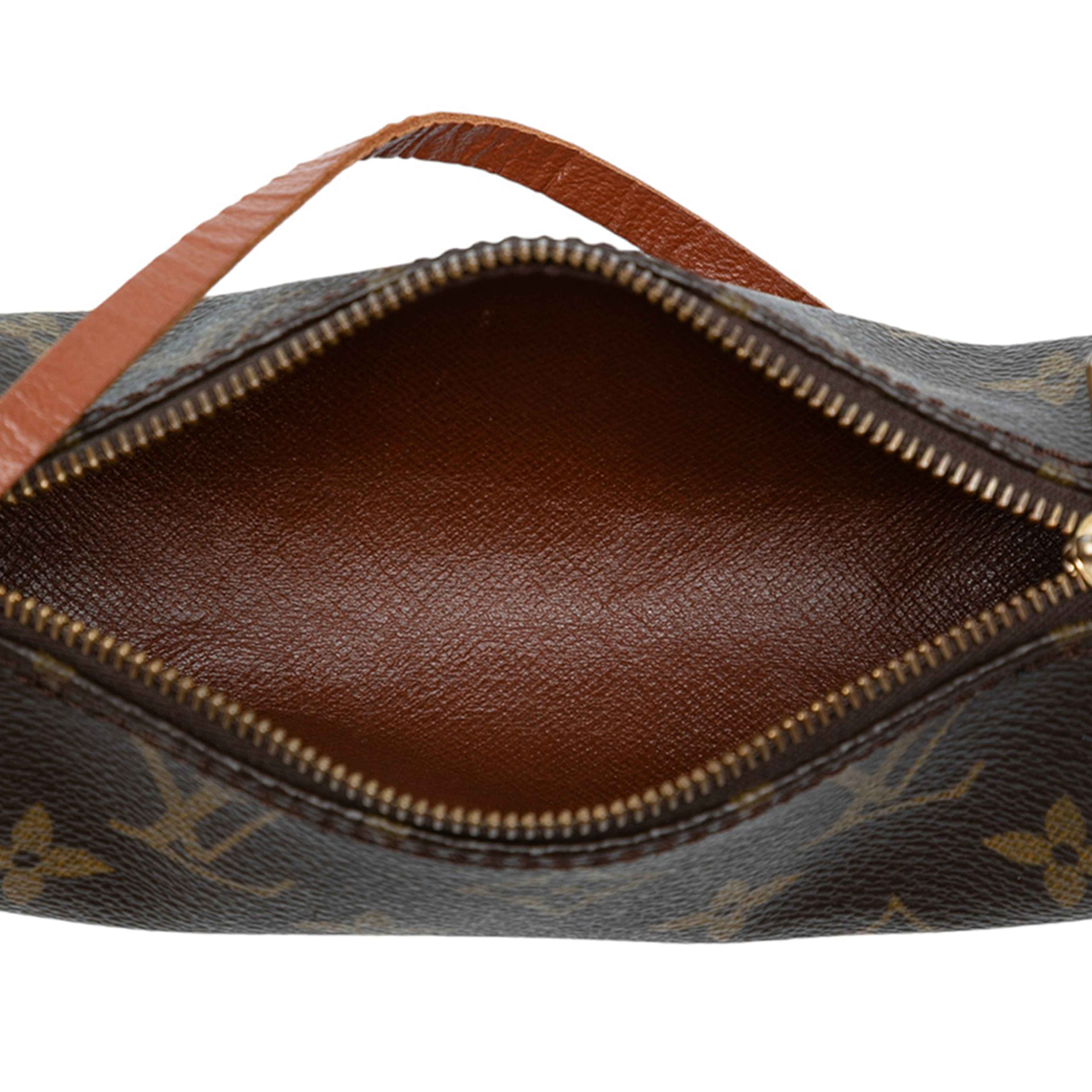 Louis Vuitton Monogram Papillon Pochette, från Luxclusif, i färgen brown. Klicka för att öppna bilden i stort format