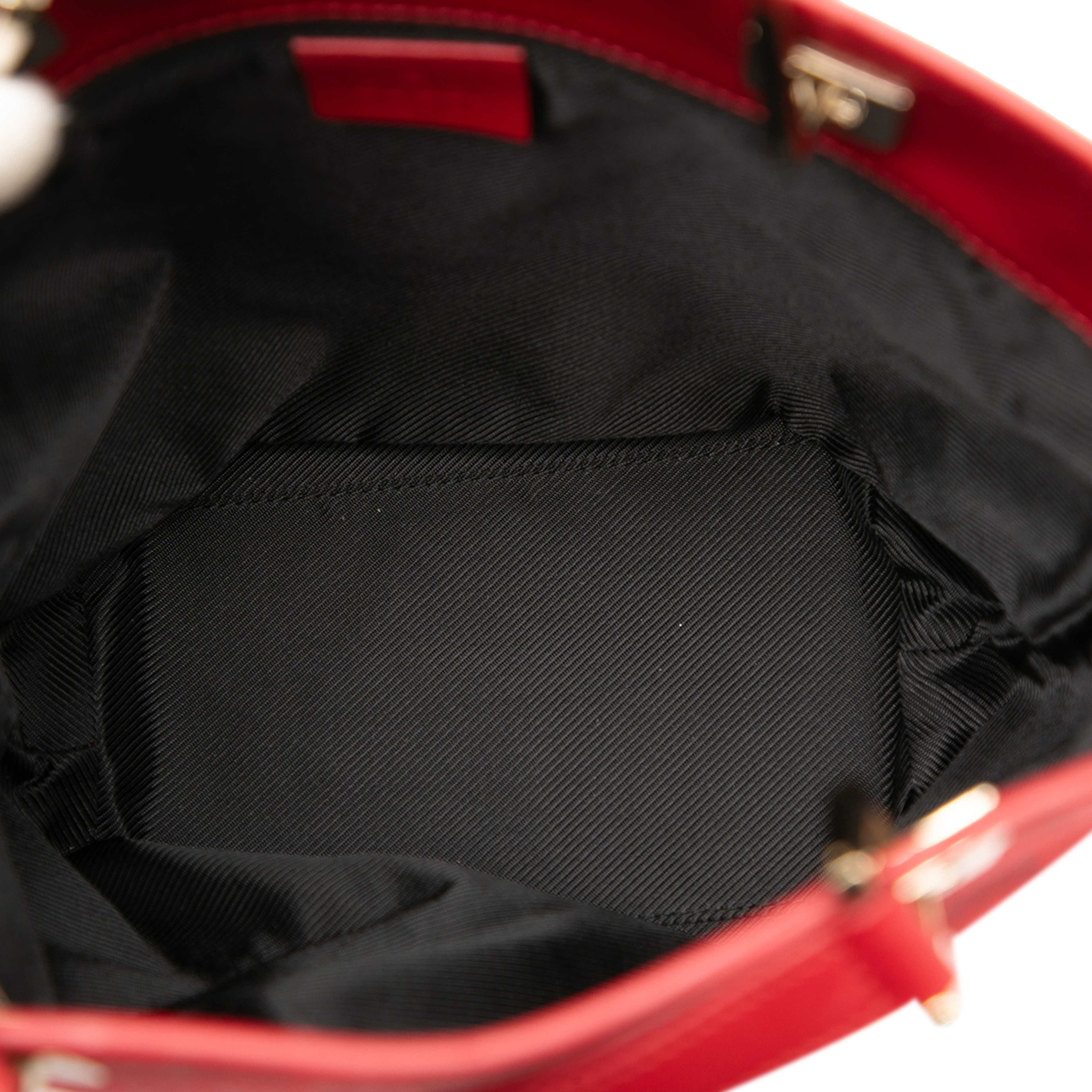 Gucci Gg Canvas Tote, från Luxclusif, i färgen red. Klicka för att öppna bilden i stort format