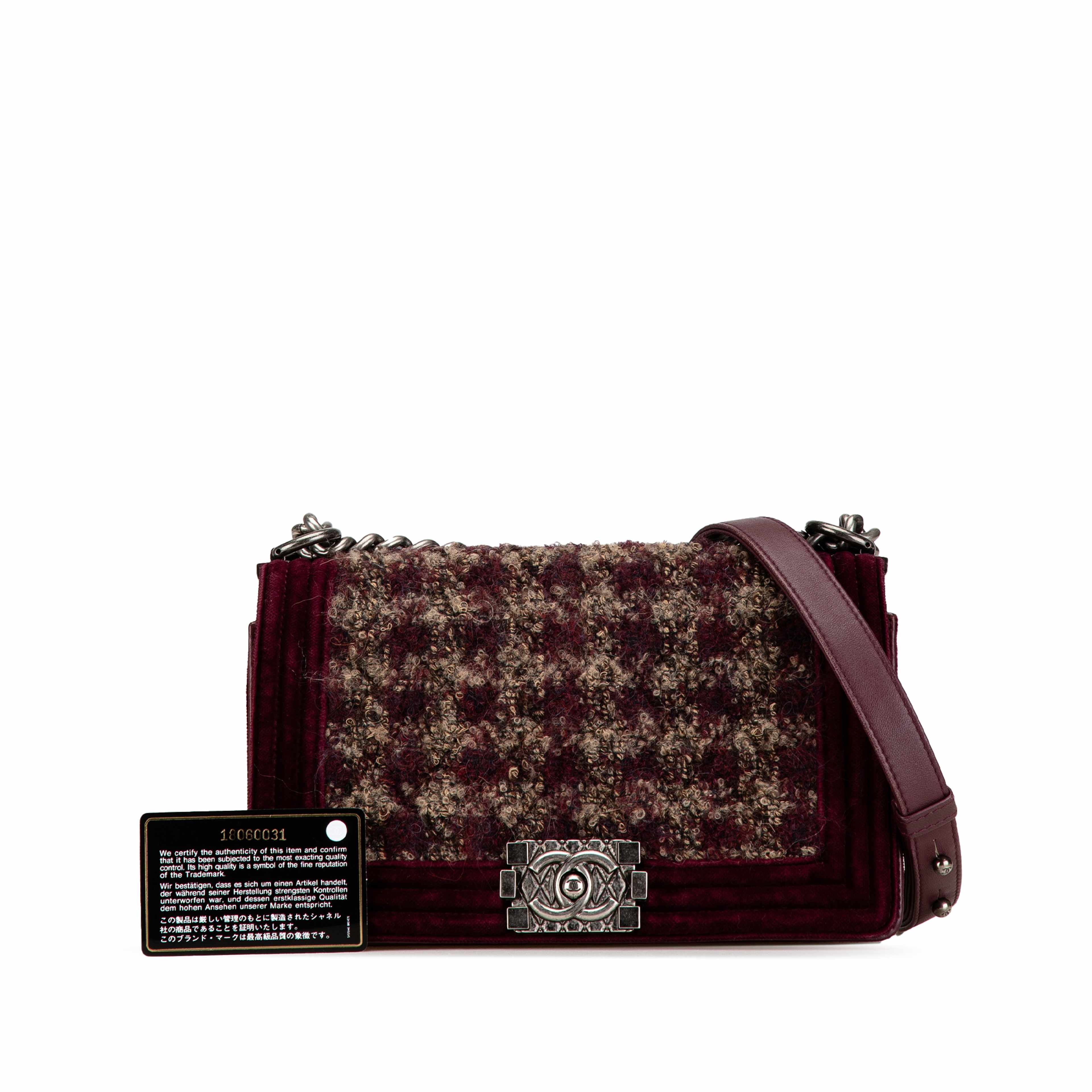 Chanel Old Medium Velvet And Tweed Boy Flap, från Luxclusif, i färgen röd. Klicka för att öppna bilden i stort format