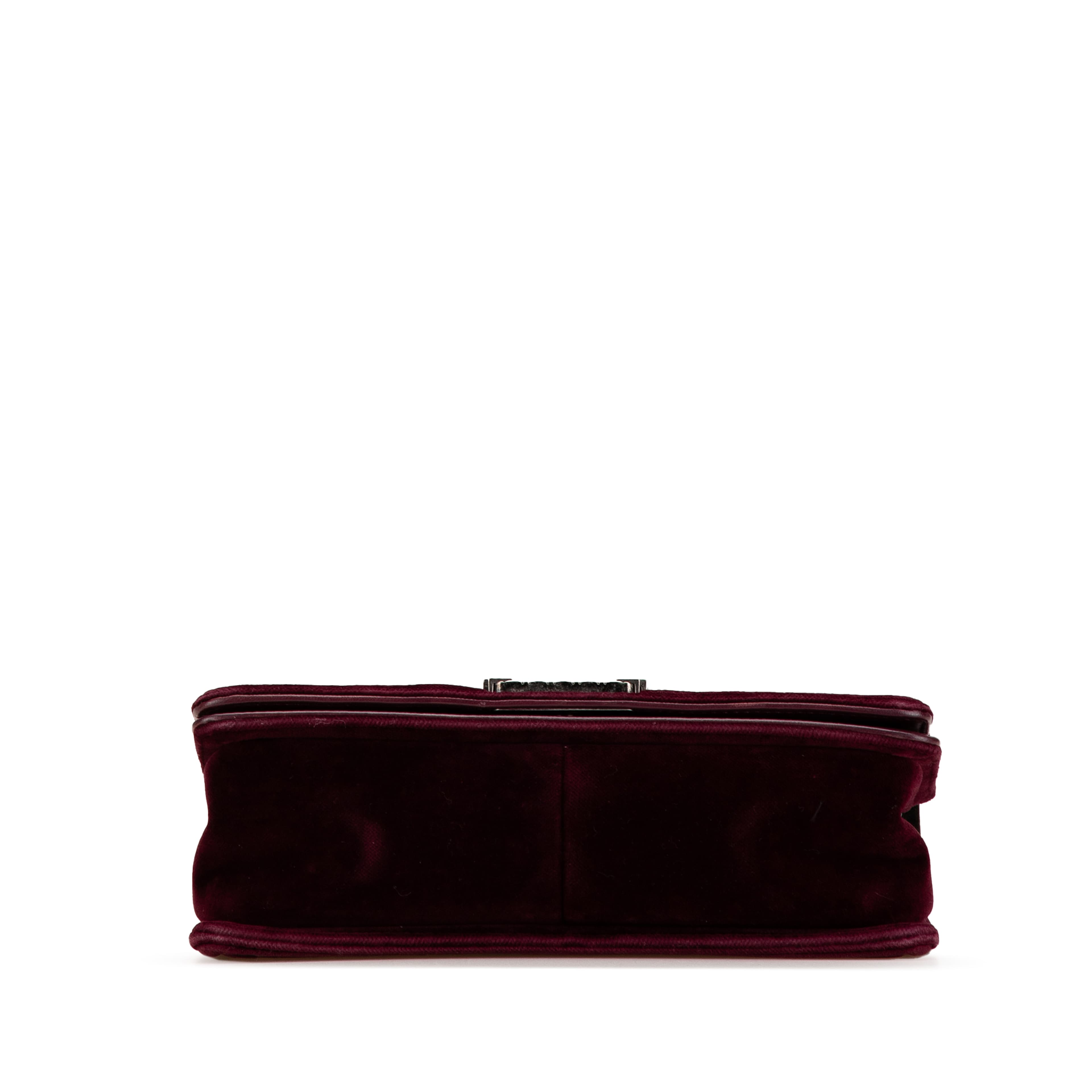 Chanel Old Medium Velvet And Tweed Boy Flap, från Luxclusif, i färgen röd. Klicka för att öppna bilden i stort format