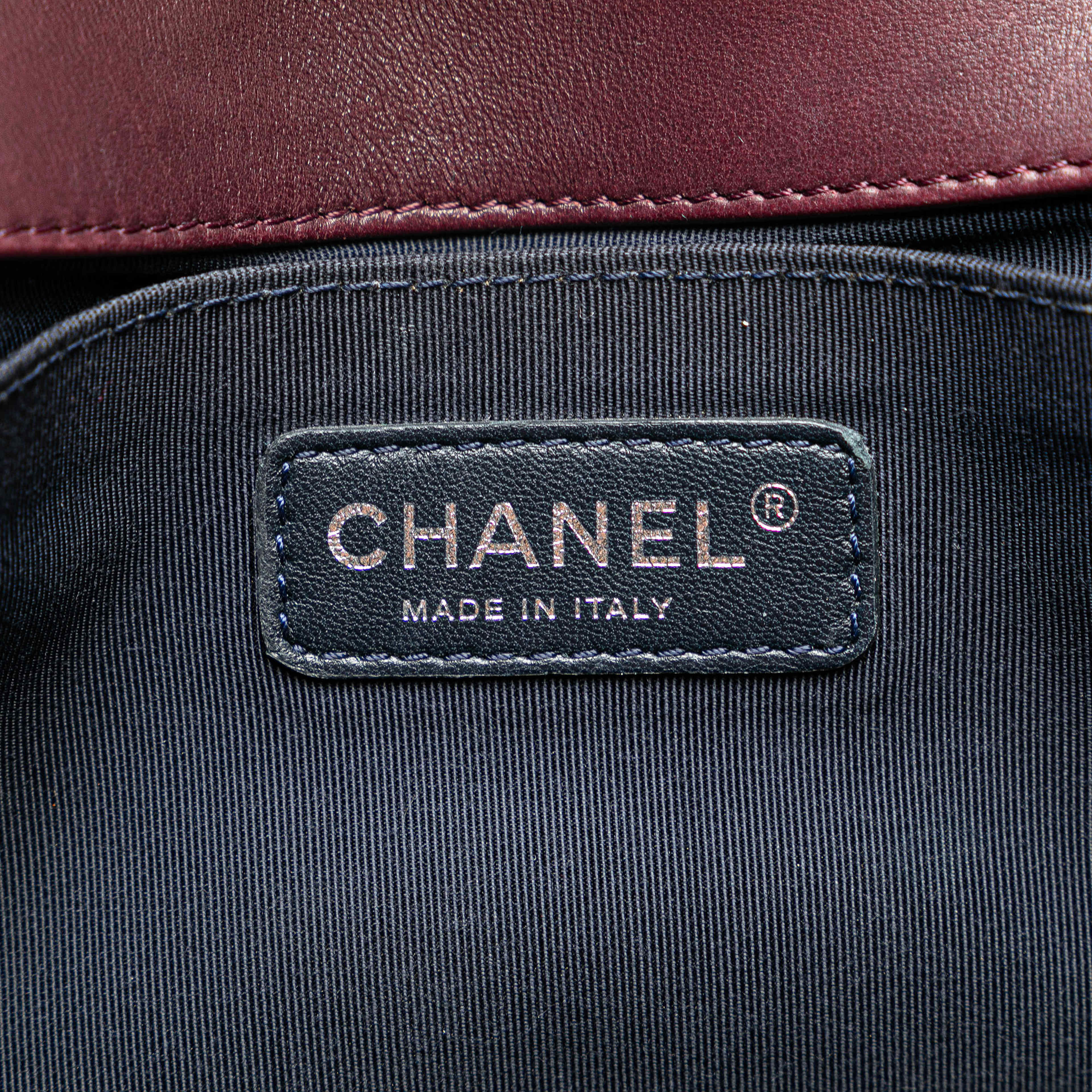 Chanel Old Medium Velvet And Tweed Boy Flap, från Luxclusif, i färgen burgundy. Klicka för att öppna bilden i stort format