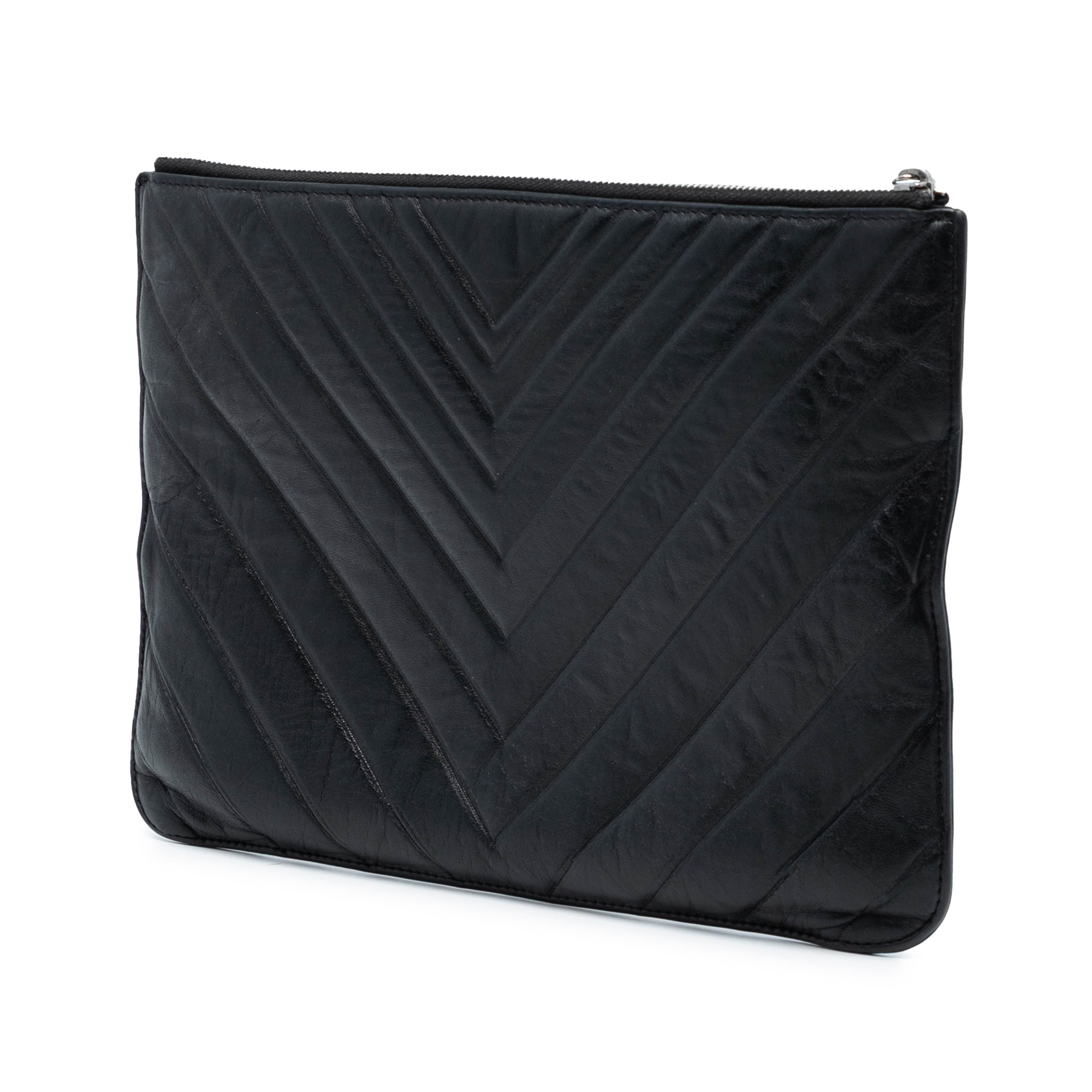 Chanel Cc Chevron Calfskin Clutch, från Luxclusif, i färgen black. Klicka för att öppna bilden i stort format