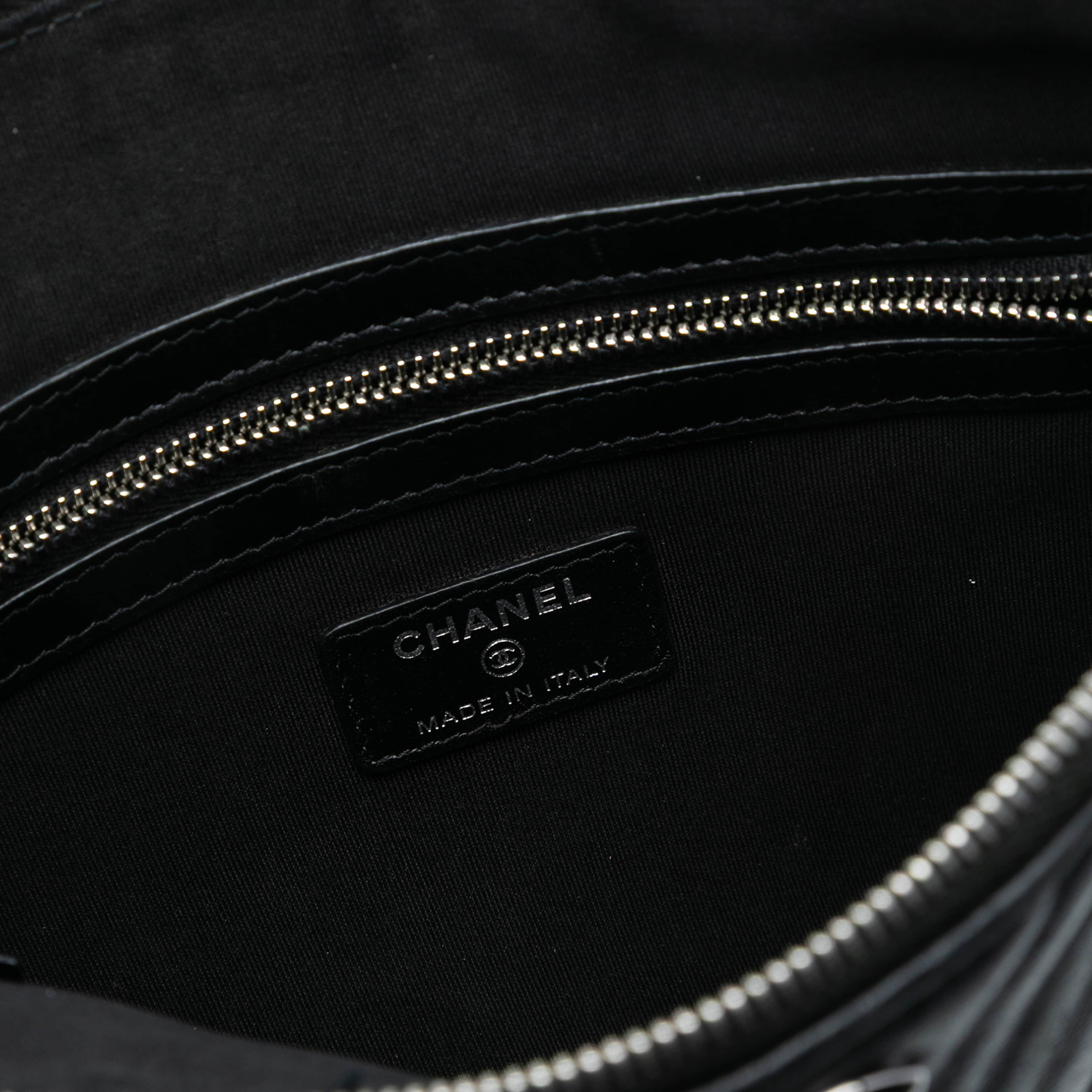 Chanel Cc Chevron Calfskin Clutch, från Luxclusif, i färgen black. Klicka för att öppna bilden i stort format