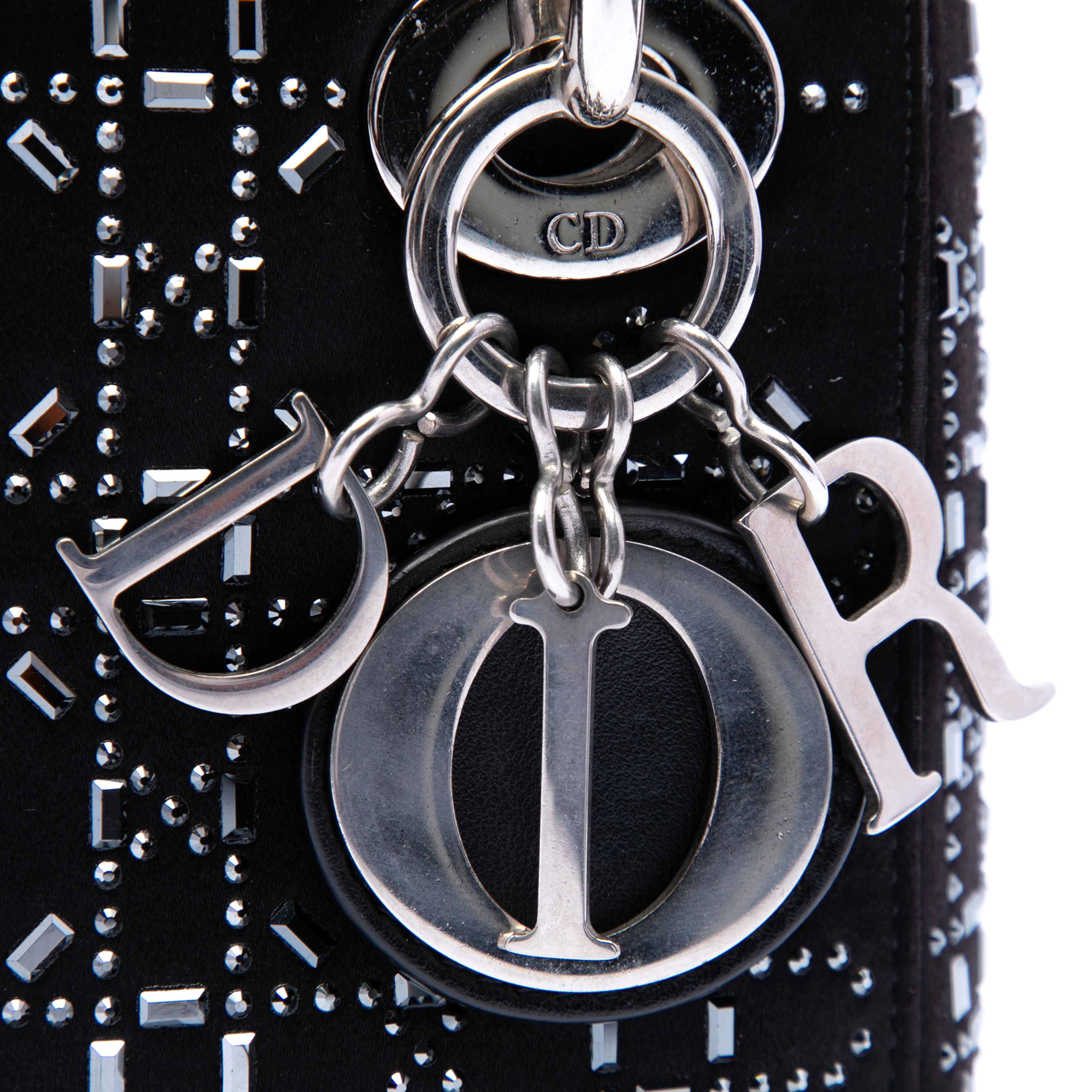 Dior Mini Satin Cannage Crystal Embellished Lady Dior, från Luxclusif, i färgen svart. Klicka för att öppna bilden i stort format