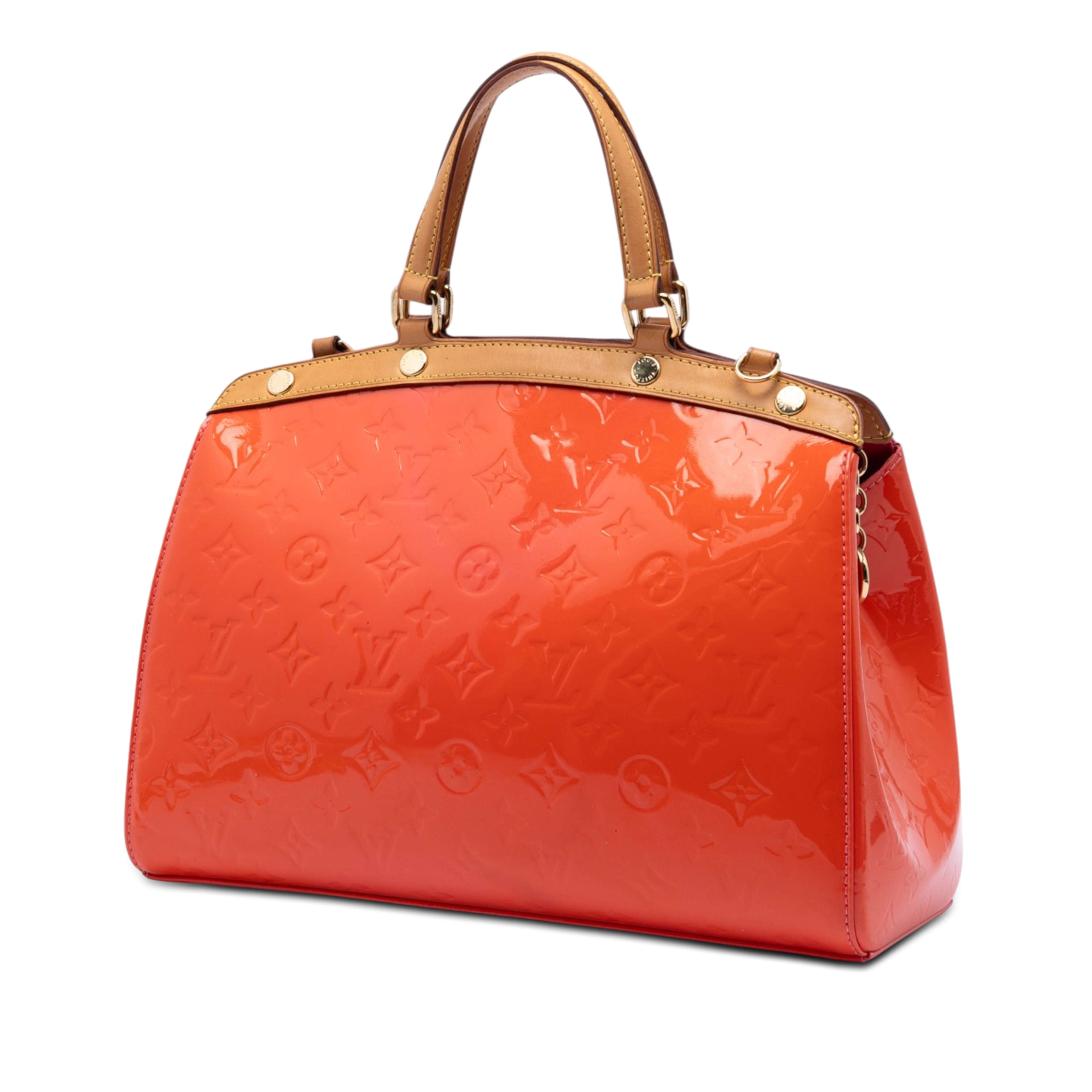 Louis Vuitton Monogram Vernis Brea Mm, från Luxclusif, i färgen orange. Klicka för att öppna bilden i stort format