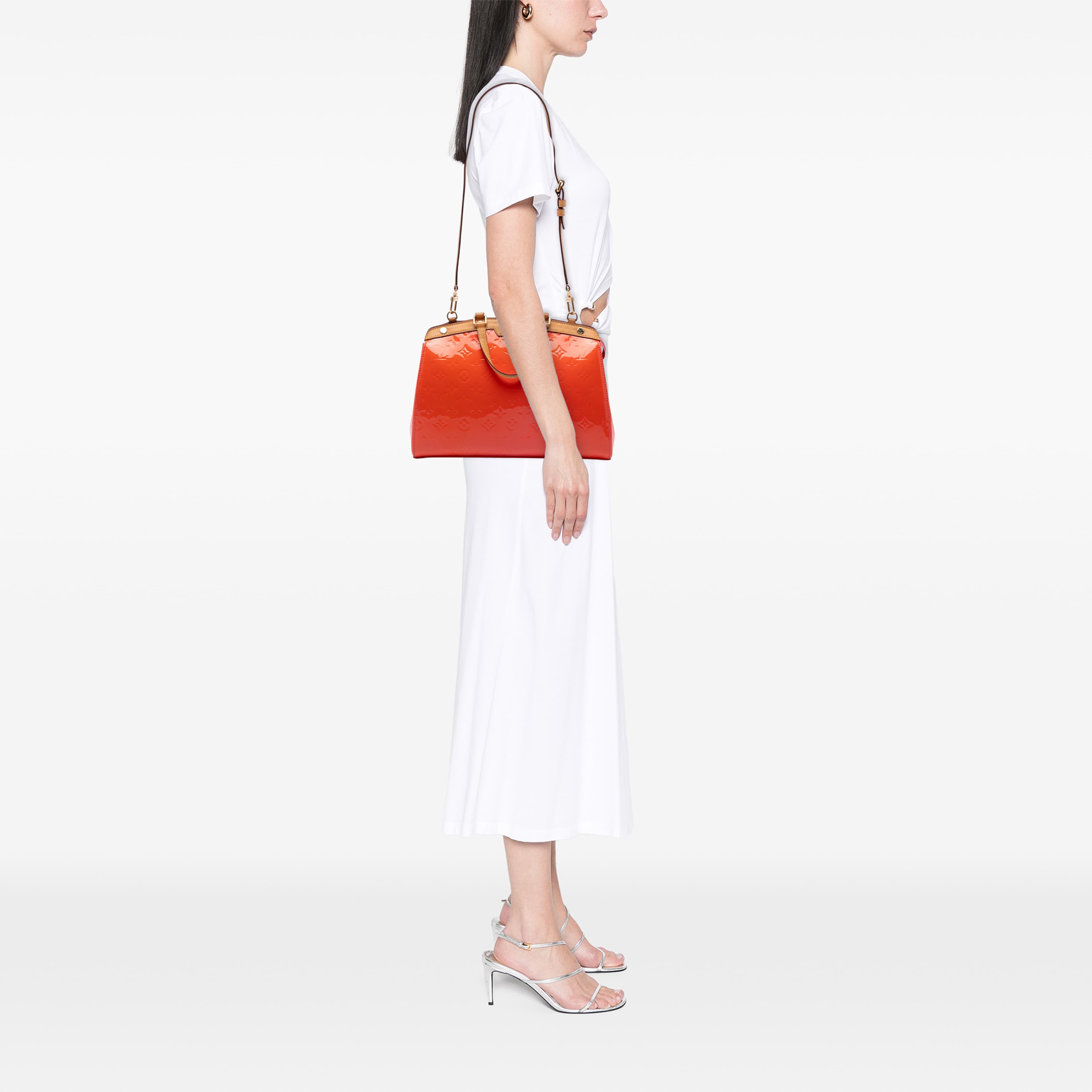 Louis Vuitton Monogram Vernis Brea Mm, från Luxclusif, i färgen orange. Klicka för att öppna bilden i stort format