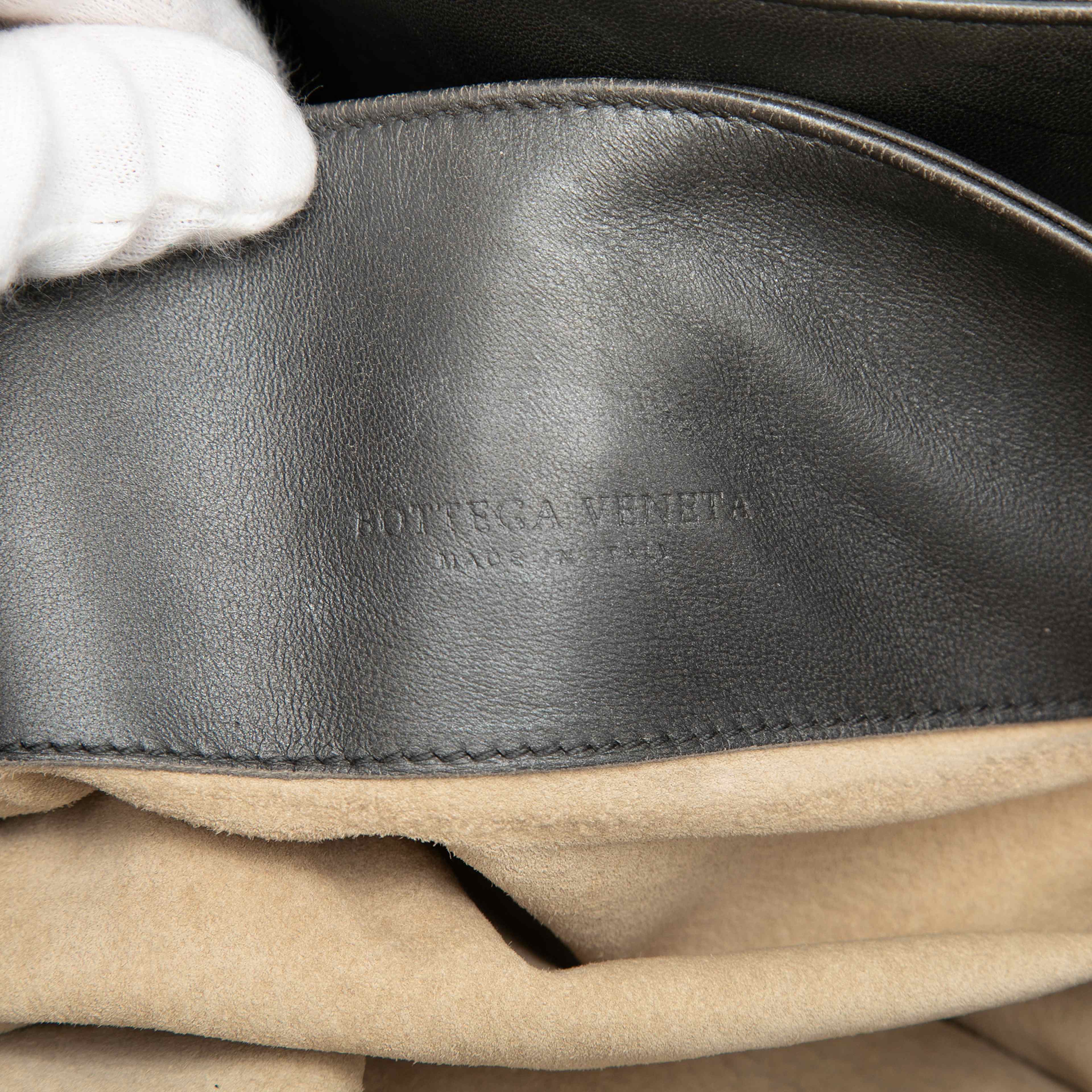 Bottega Veneta Medium Nappa Intrecciato Roma Tote, från Luxclusif, i färgen gray. Klicka för att öppna bilden i stort format