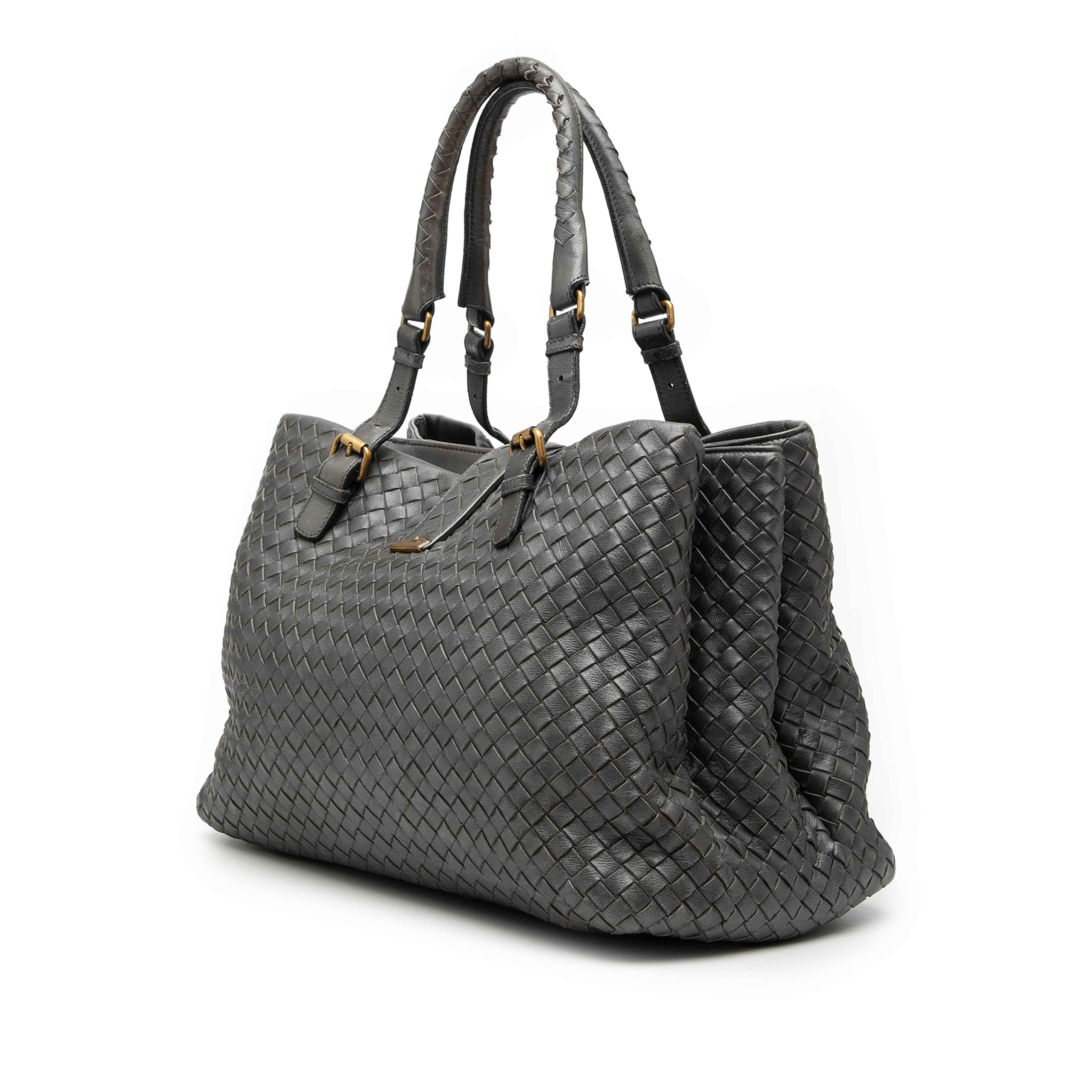 Bottega Veneta Medium Nappa Intrecciato Roma Tote, från Luxclusif, i färgen gray. Klicka för att öppna bilden i stort format