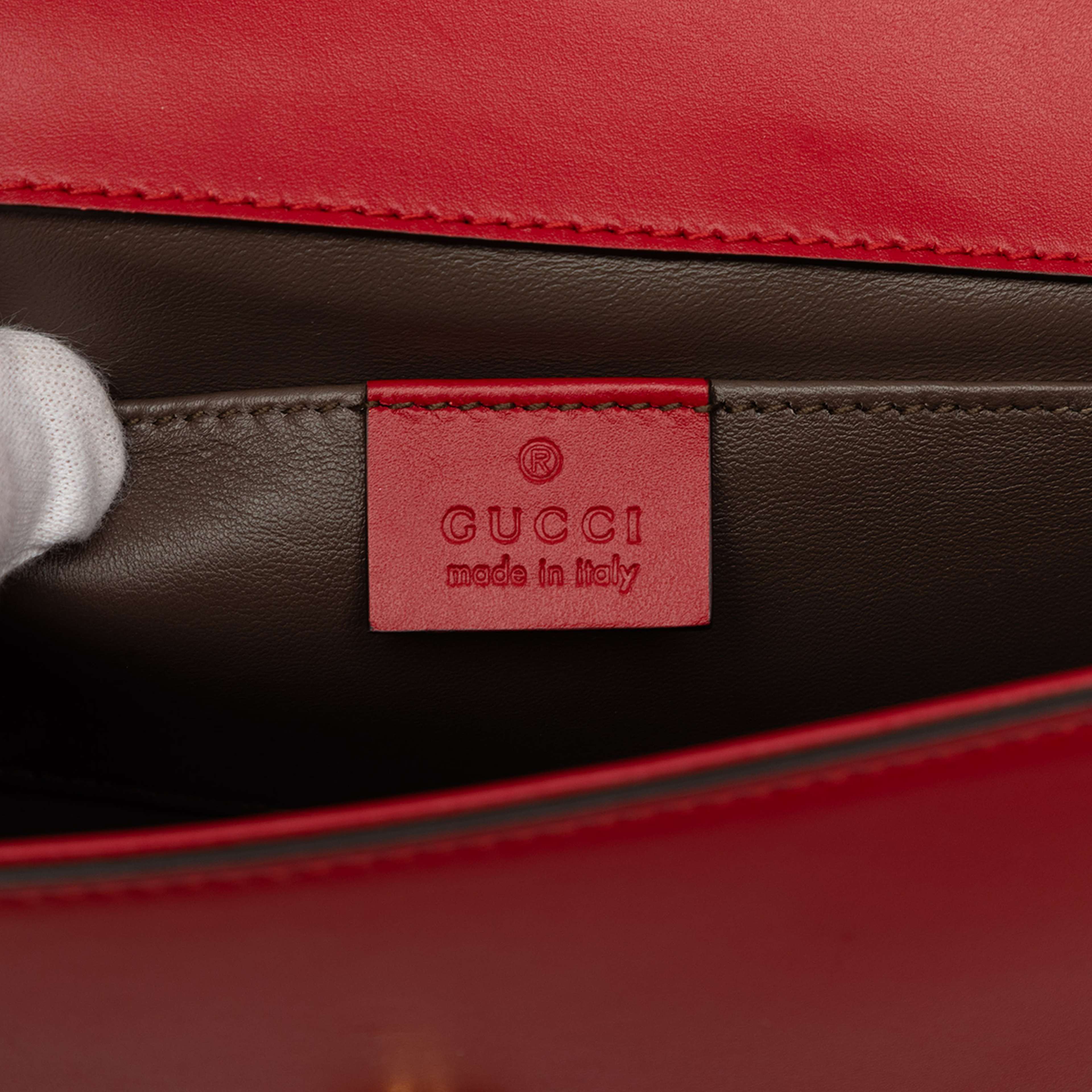 Gucci Small Leather Zumi Satchel, från Luxclusif, i färgen röd. Klicka för att öppna bilden i stort format