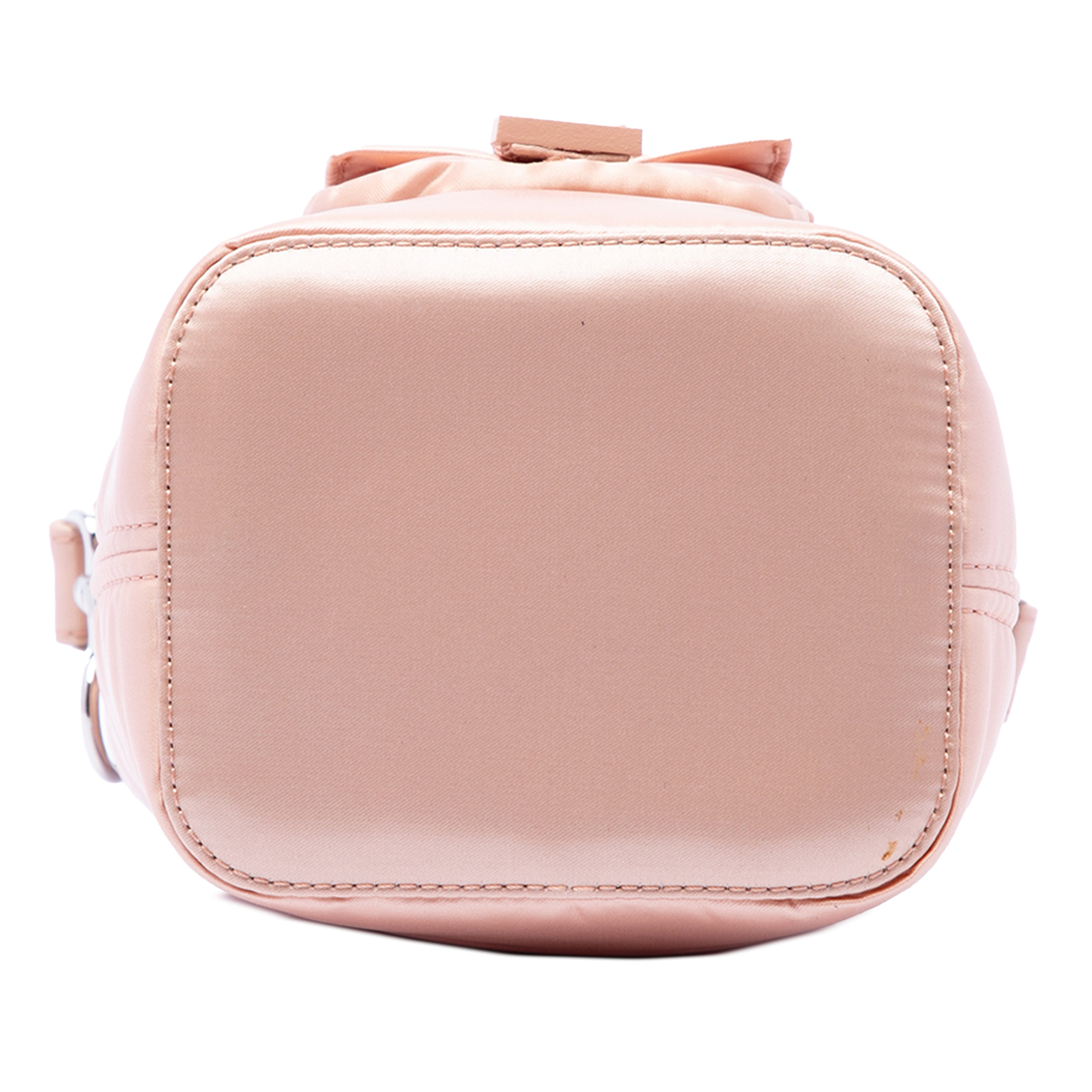 Fendi Mini Satin Mon Tresor Bucket Bag, från Luxclusif, i färgen rosa. Klicka för att öppna bilden i stort format