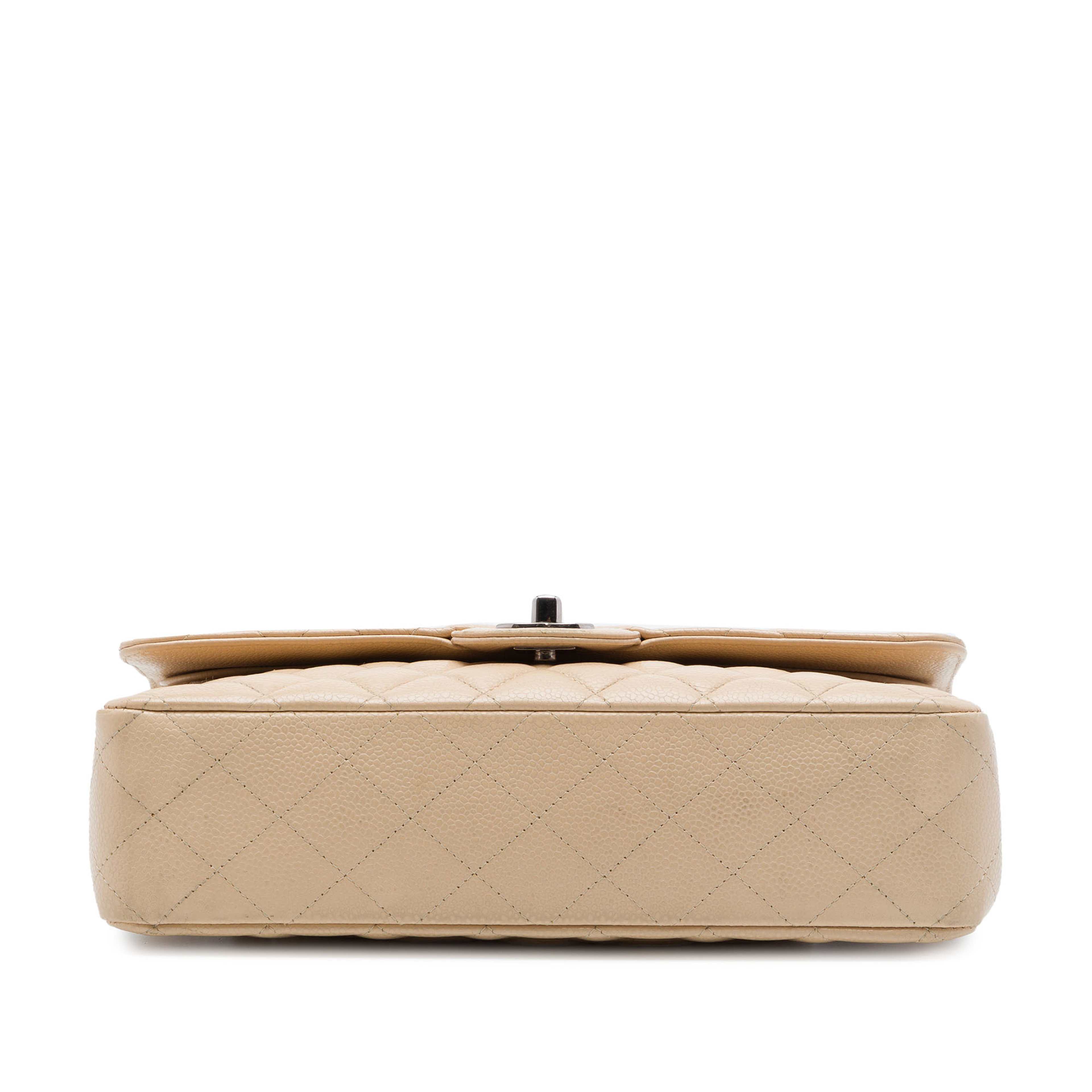 Chanel Medium Classic Caviar Double Flap, från Luxclusif, i färgen beige. Klicka för att öppna bilden i stort format