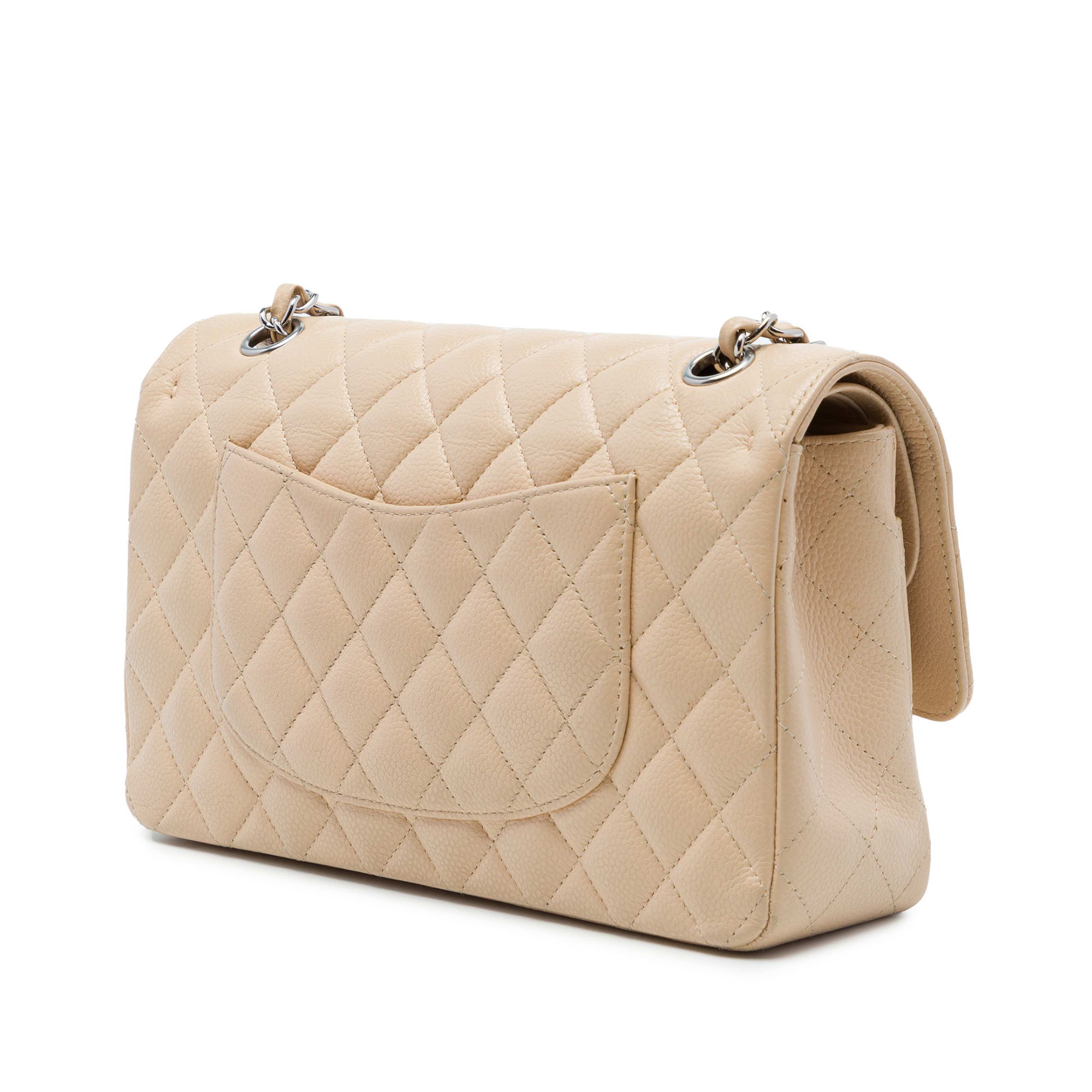 Chanel Medium Classic Caviar Double Flap, från Luxclusif, i färgen beige. Klicka för att öppna bilden i stort format