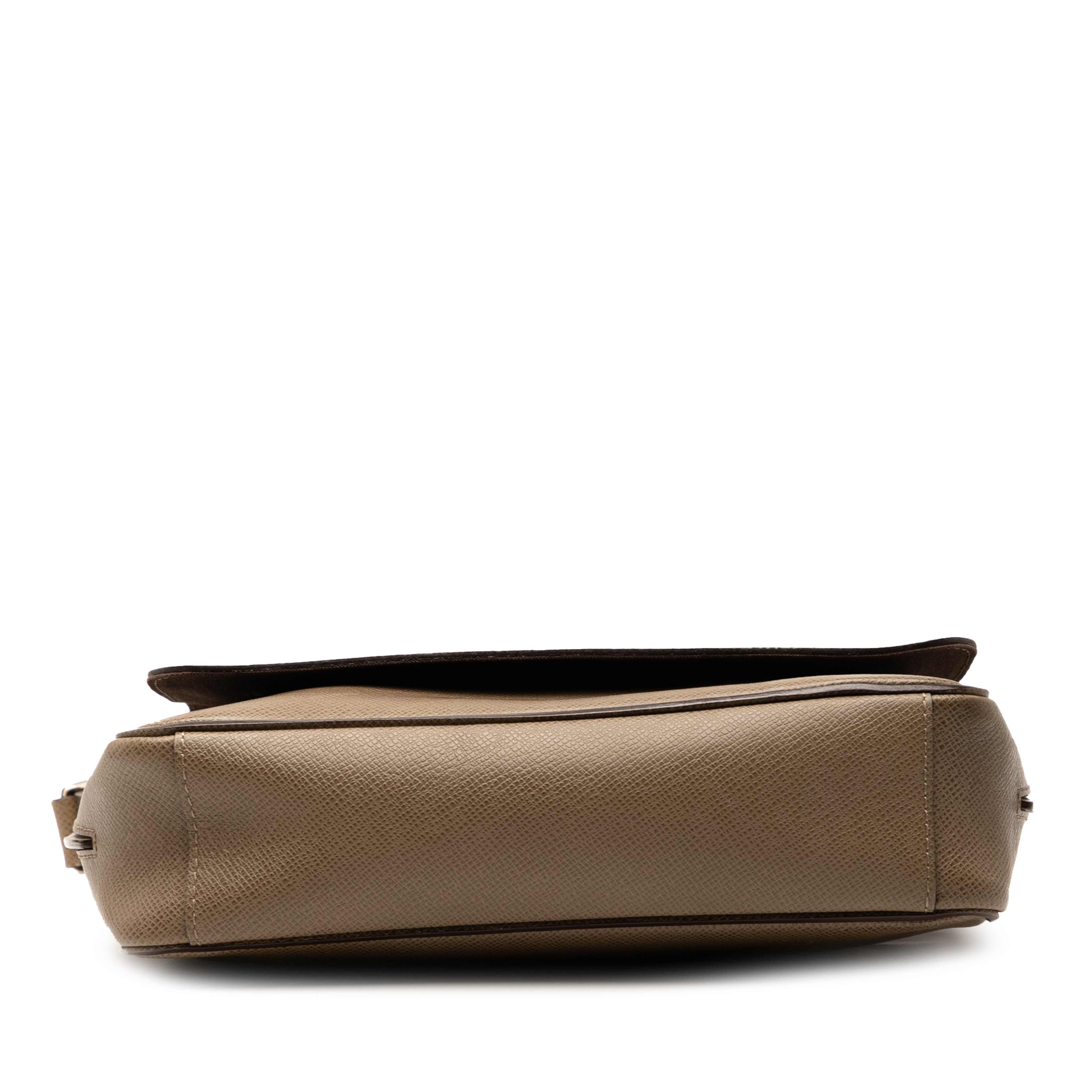 Louis Vuitton Taiga Roman Pm, från Luxclusif, i färgen light brown. Klicka för att öppna bilden i stort format