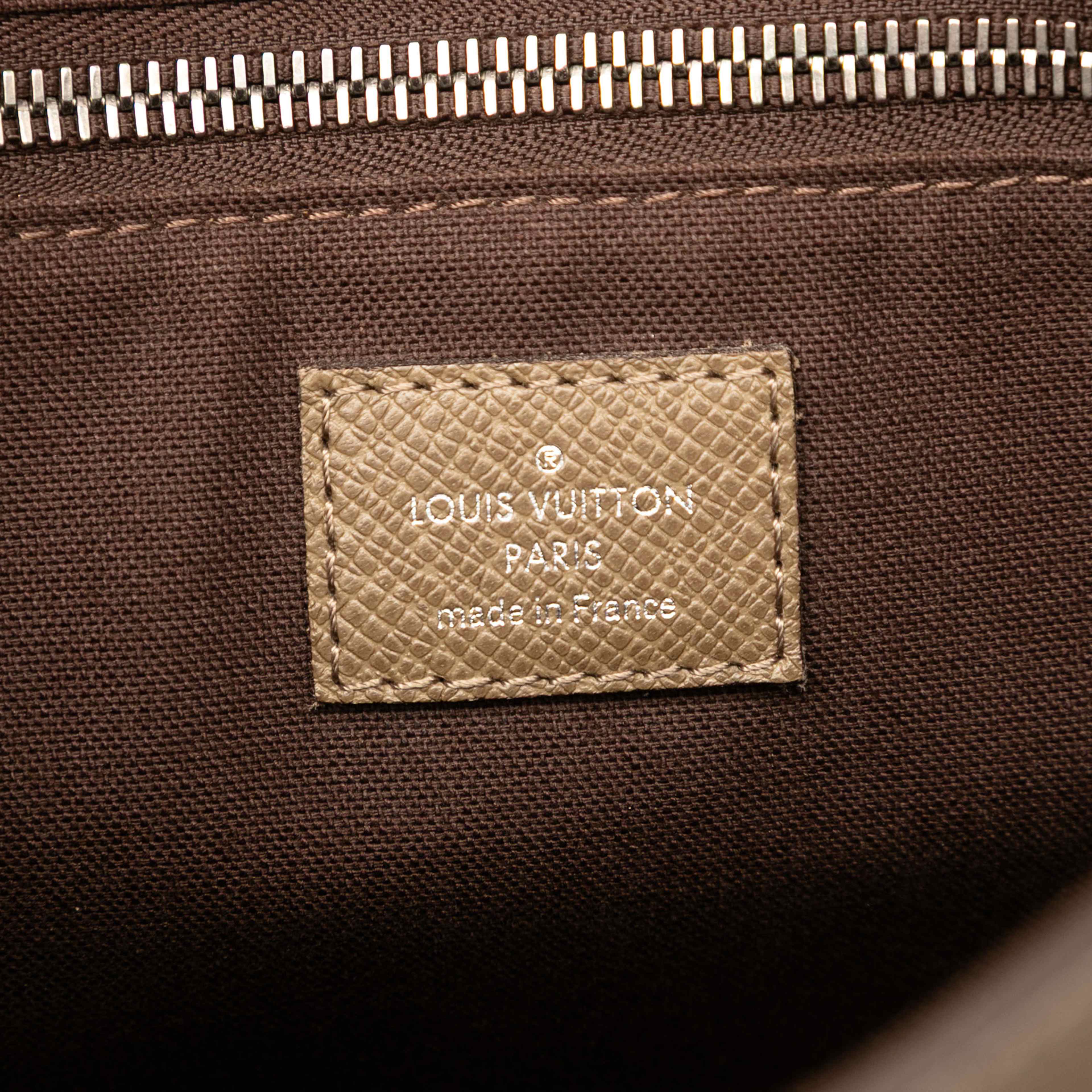 Louis Vuitton Taiga Roman Pm, från Luxclusif, i färgen light brown. Klicka för att öppna bilden i stort format