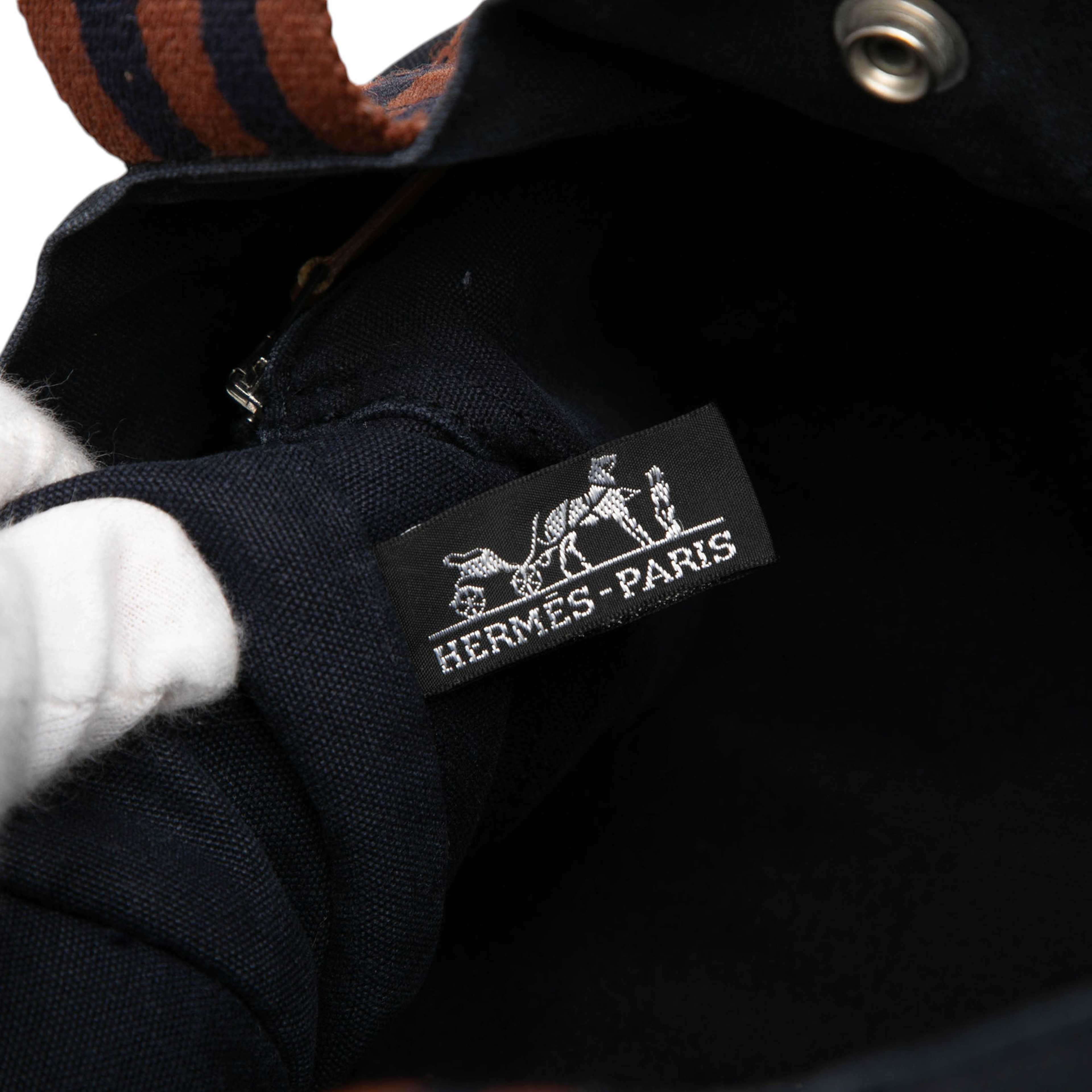 Hermès Canvas Fourre Tout Mm, från Luxclusif, i färgen navy. Klicka för att öppna bilden i stort format