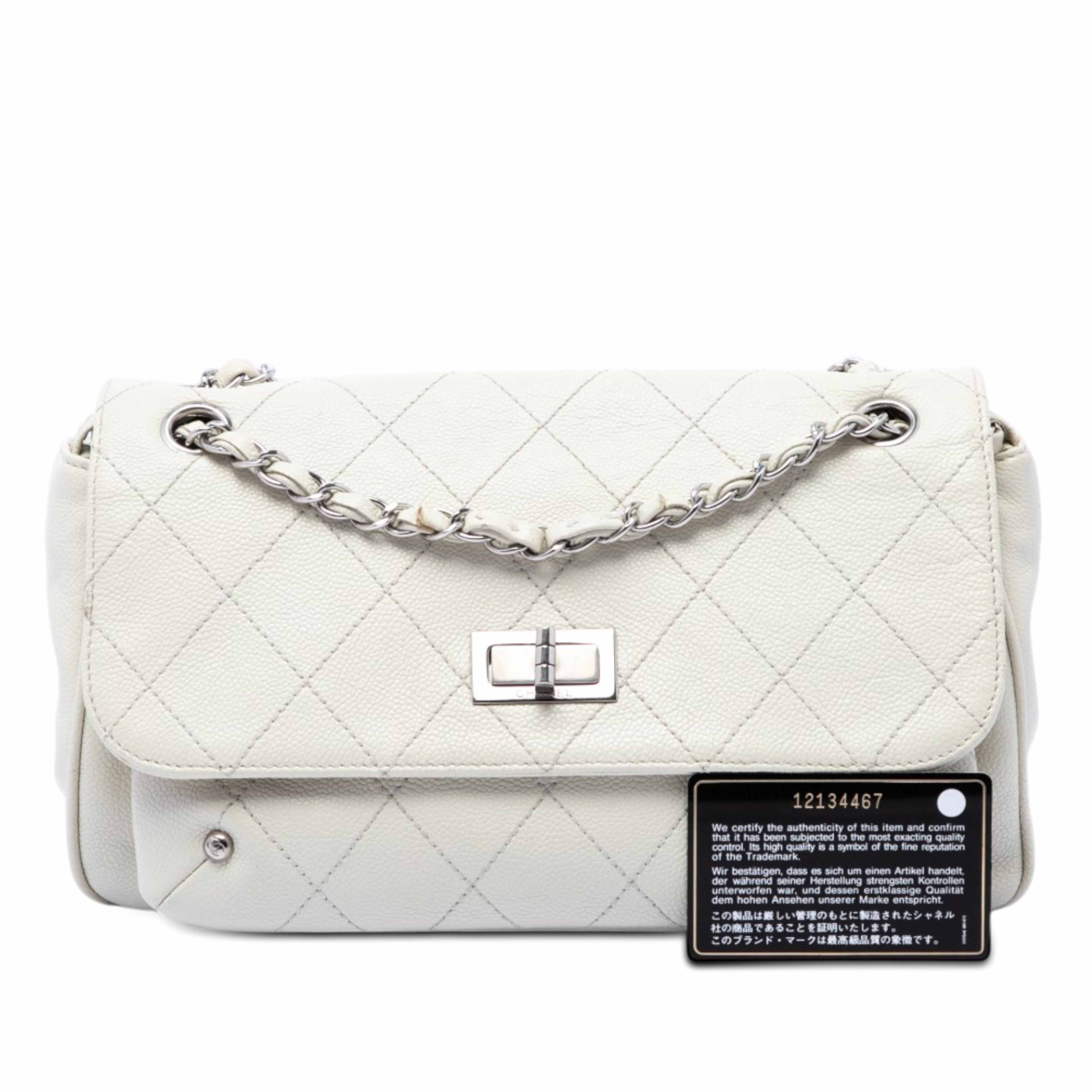 Chanel Quilted Caviar Reissue 2.55 Pocket Flap, från Luxclusif, i färgen vit. Klicka för att öppna bilden i stort format