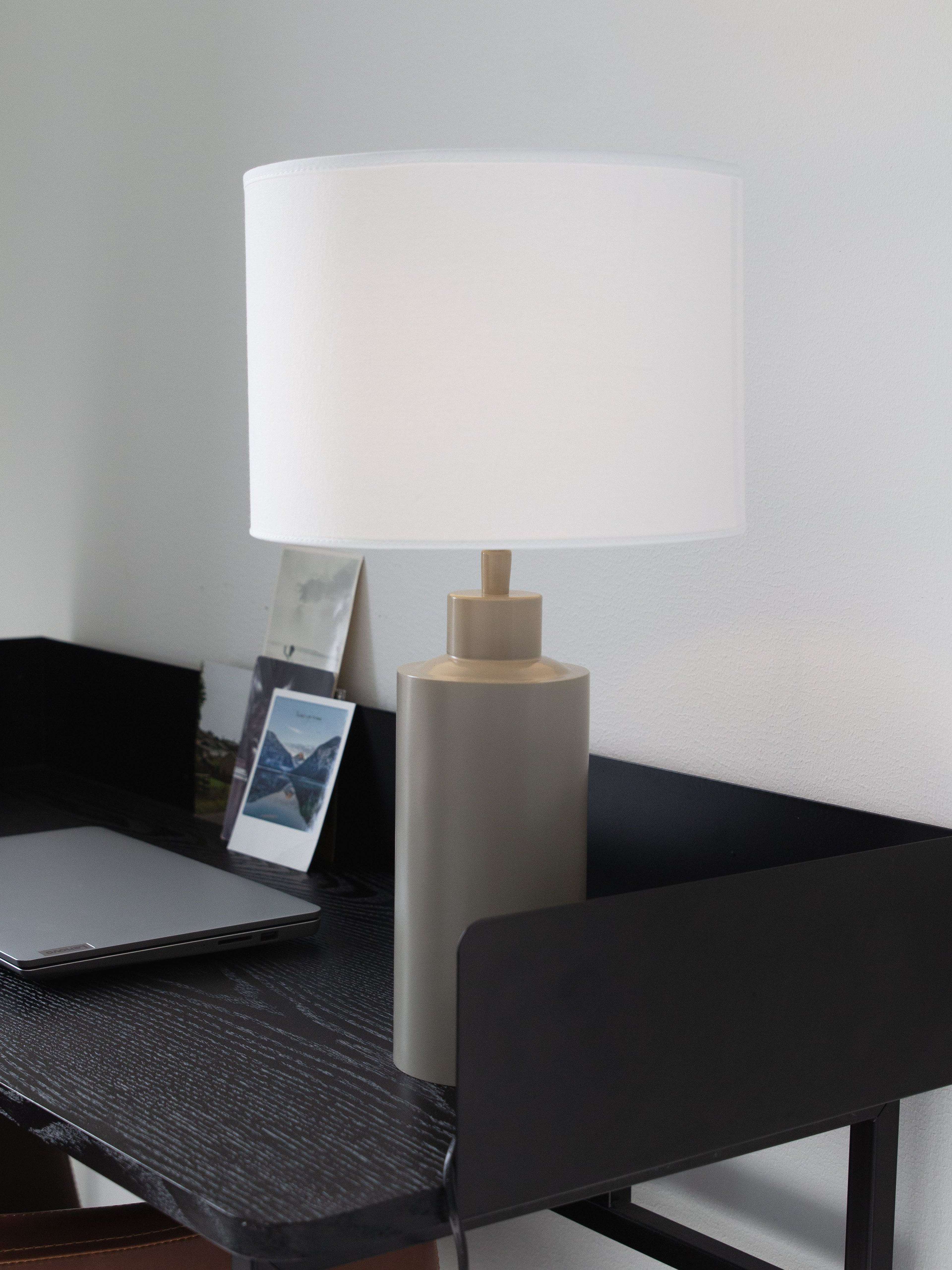 Solo Bordslampa, från PR Home, i färgen beige. Klicka för att öppna bilden i stort format