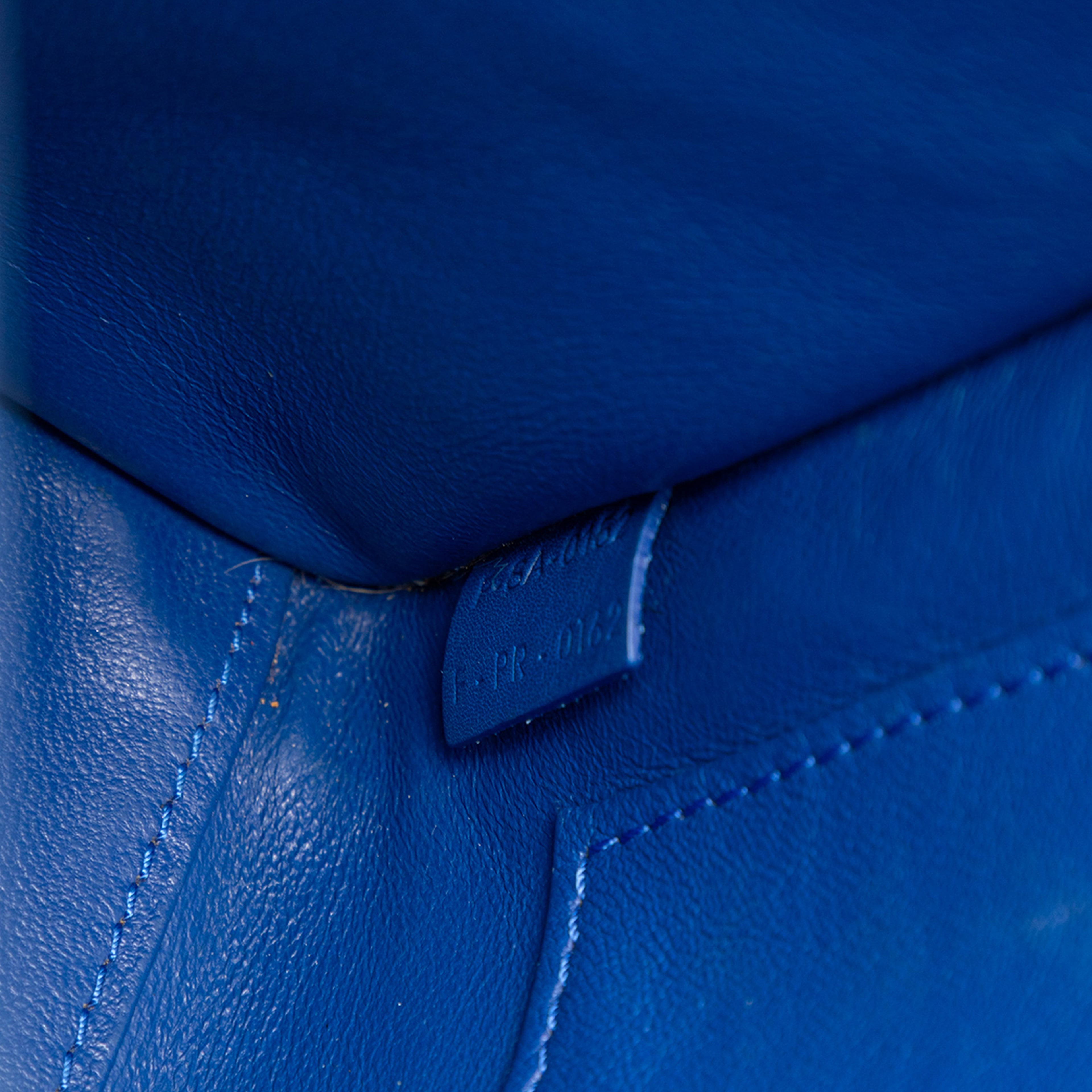 Celine Nano Leather Luggage Tote, från Luxclusif, i färgen blå. Klicka för att öppna bilden i stort format