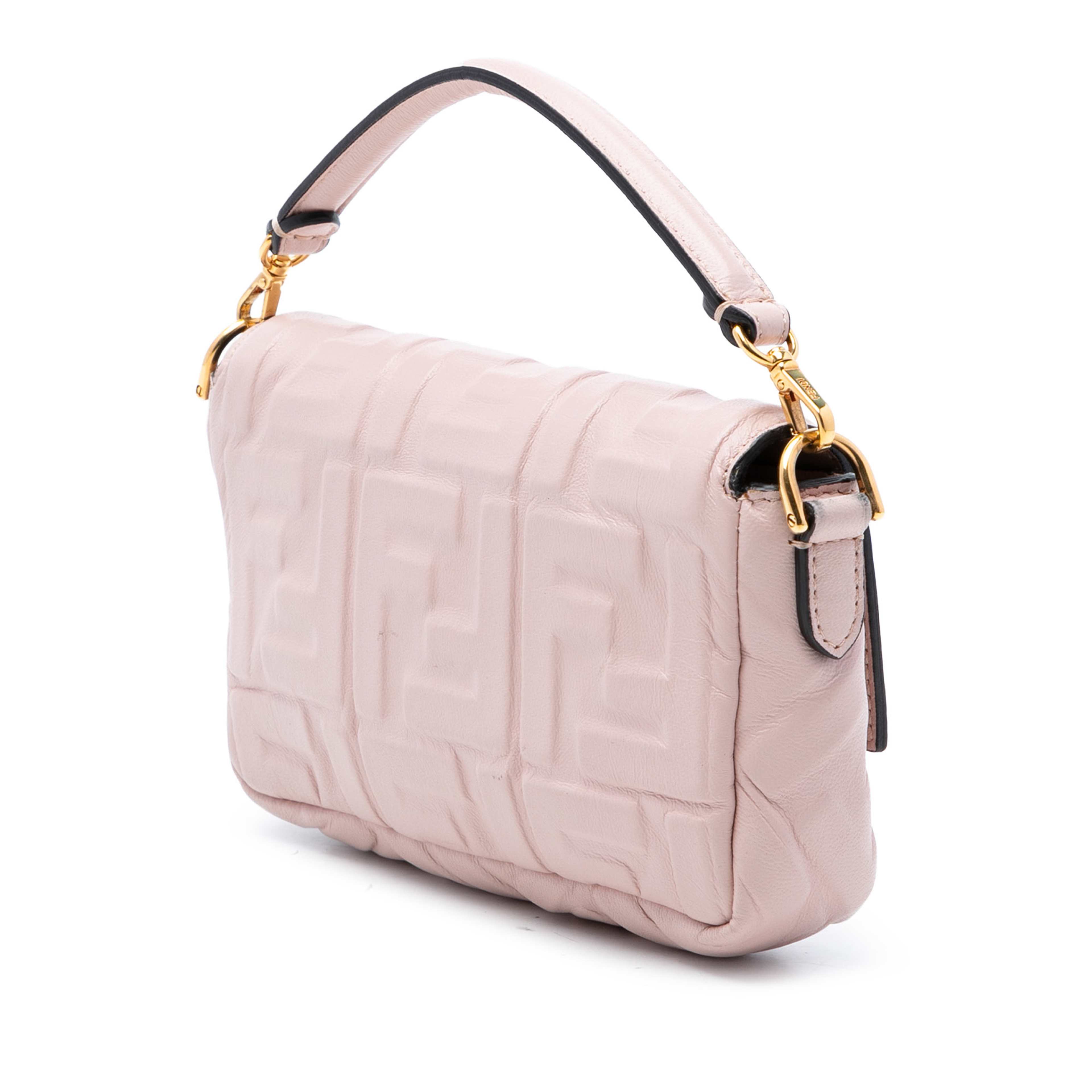 Fendi Mini Zucca Embossed Leather Baguette Satchel, från Luxclusif, i färgen light pink. Klicka för att öppna bilden i stort format