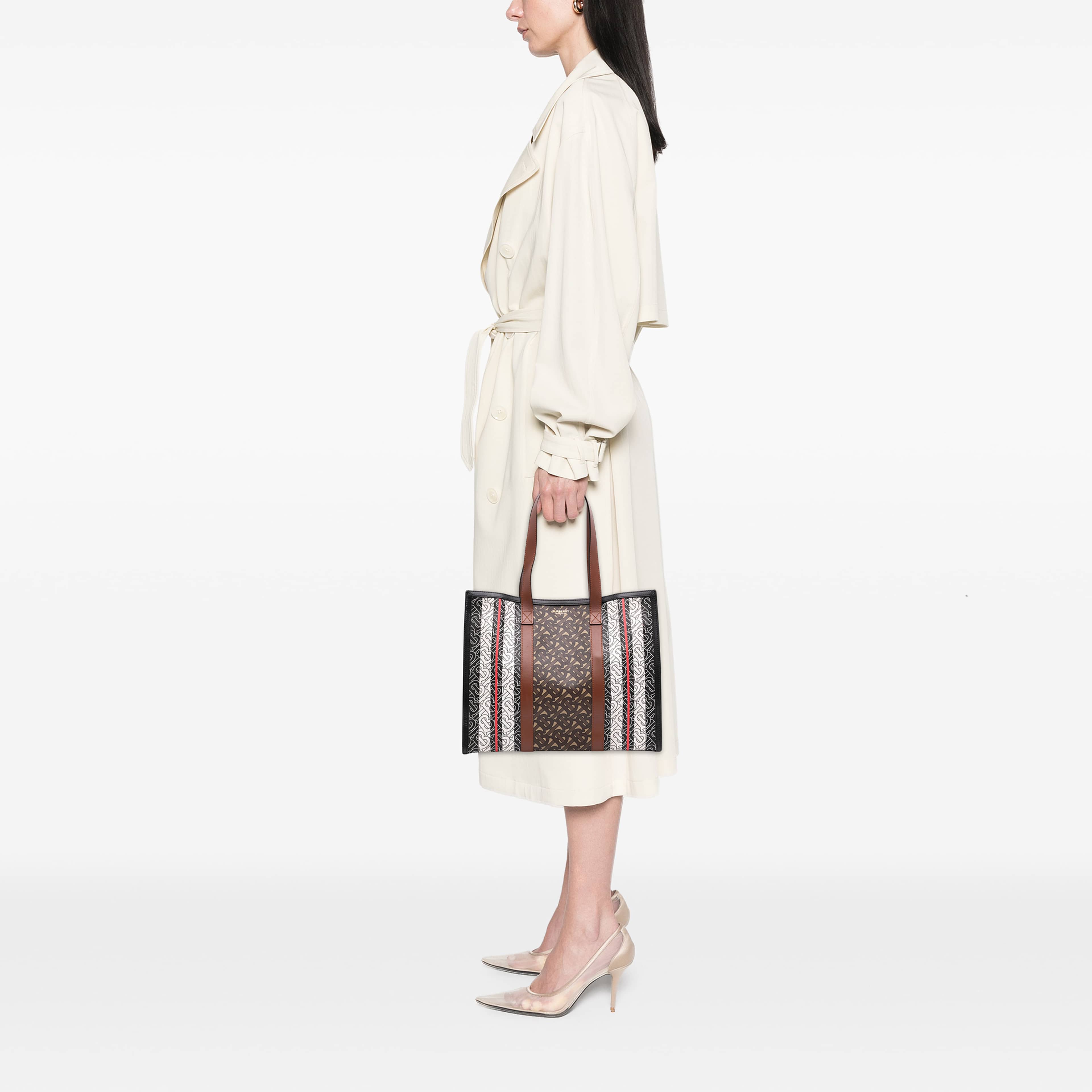 Burberry Tb Monogram E Canvas Stripe Book Tote, från Luxclusif, i färgen brun. Klicka för att öppna bilden i stort format
