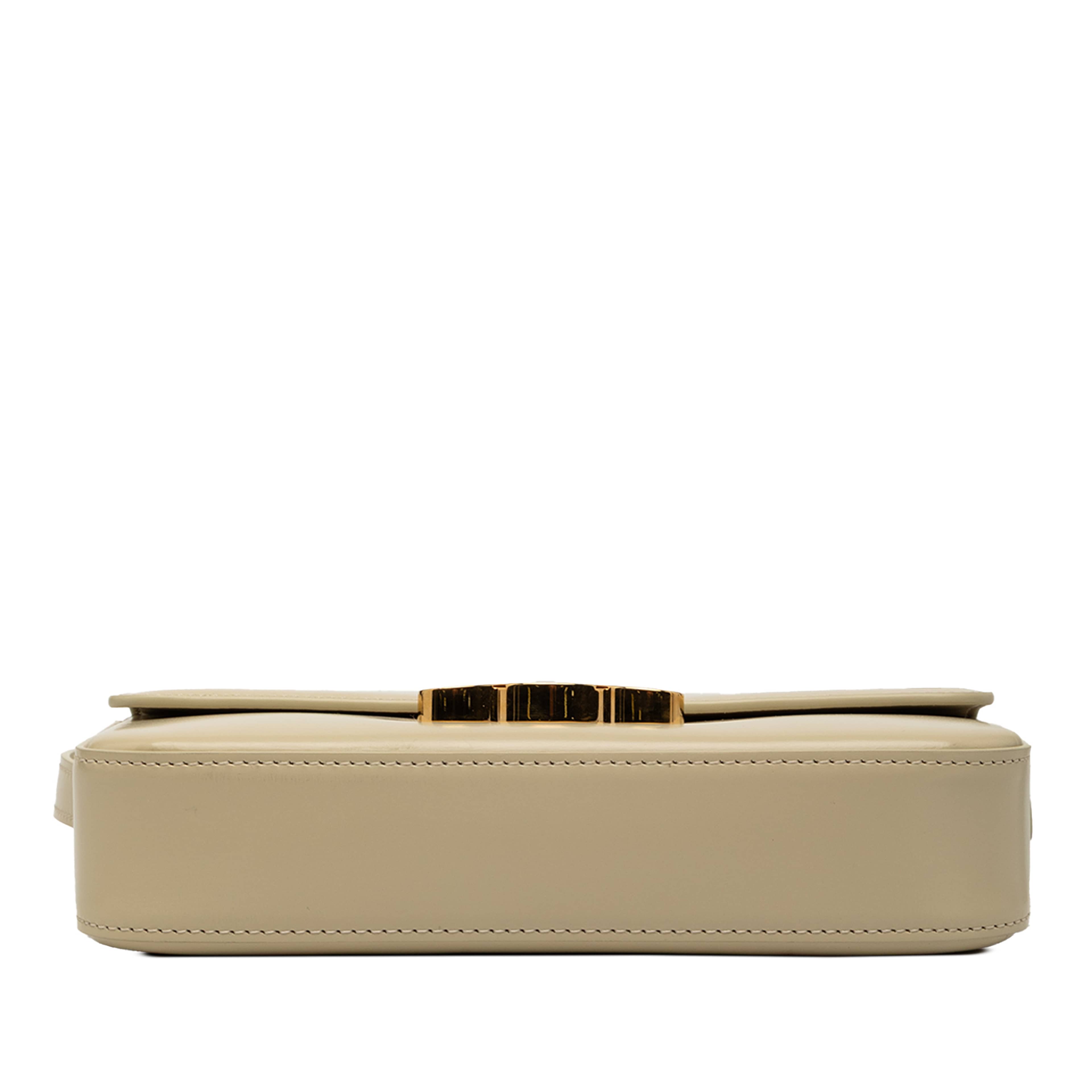 Celine Shiny Calfskin Claude Shoulder Bag, från Luxclusif, i färgen beige. Klicka för att öppna bilden i stort format