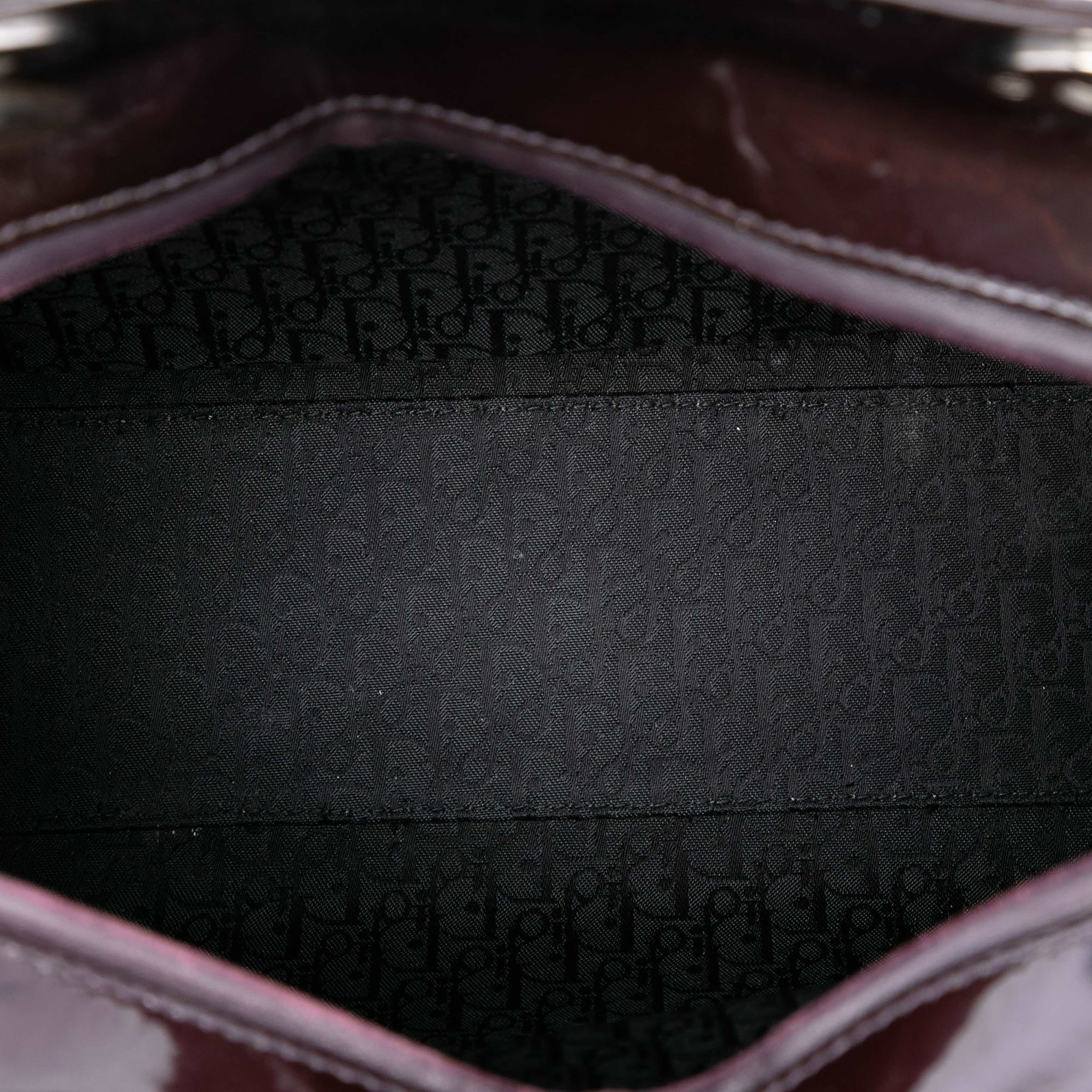 Dior Large Patent Cannage Lady Dior, från Luxclusif, i färgen plum. Klicka för att öppna bilden i stort format