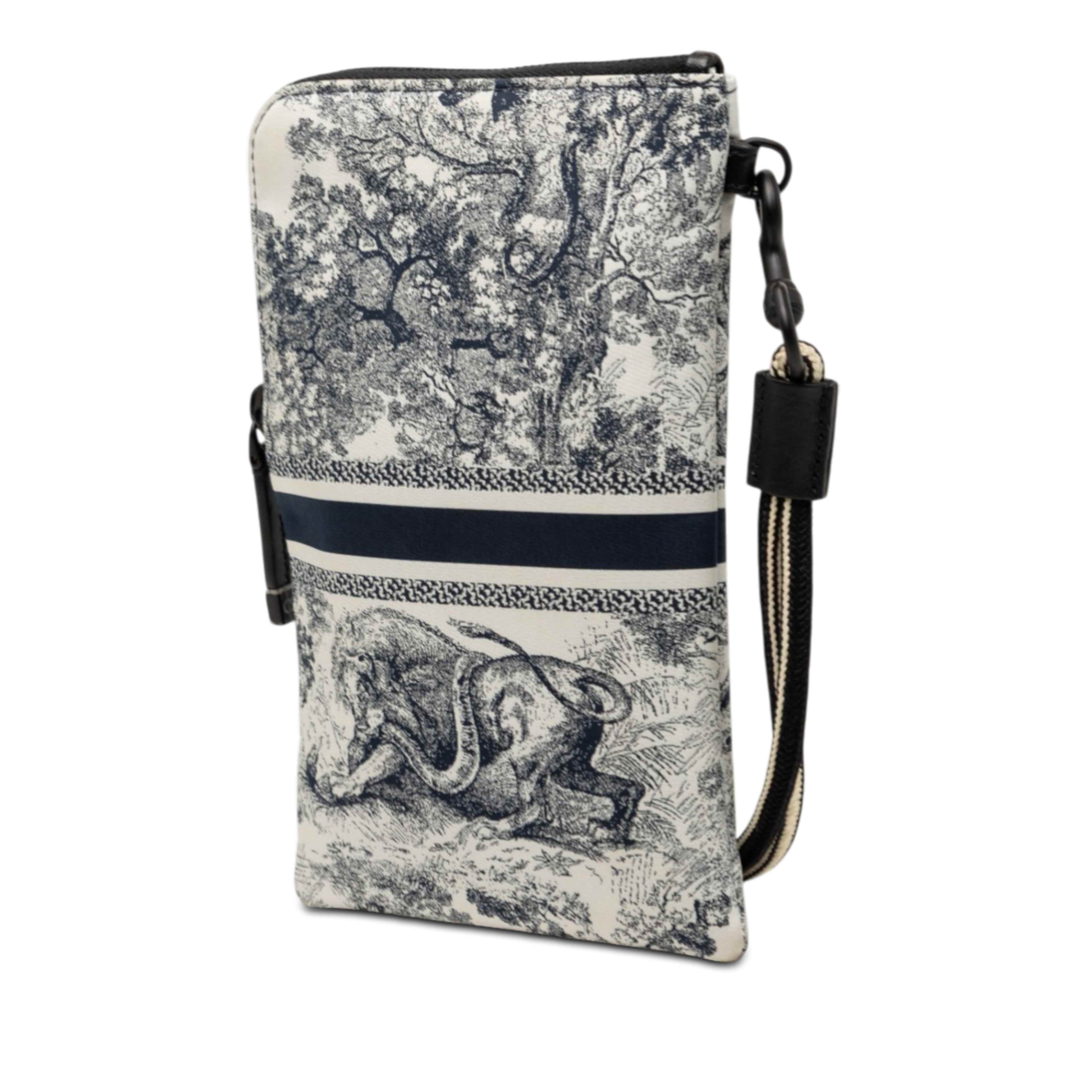 Dior Technical Fabric Embroidered Toile De Jouy Diortravel Multifunction Pouch, från Luxclusif, i färgen navy. Klicka för att öppna bilden i stort format