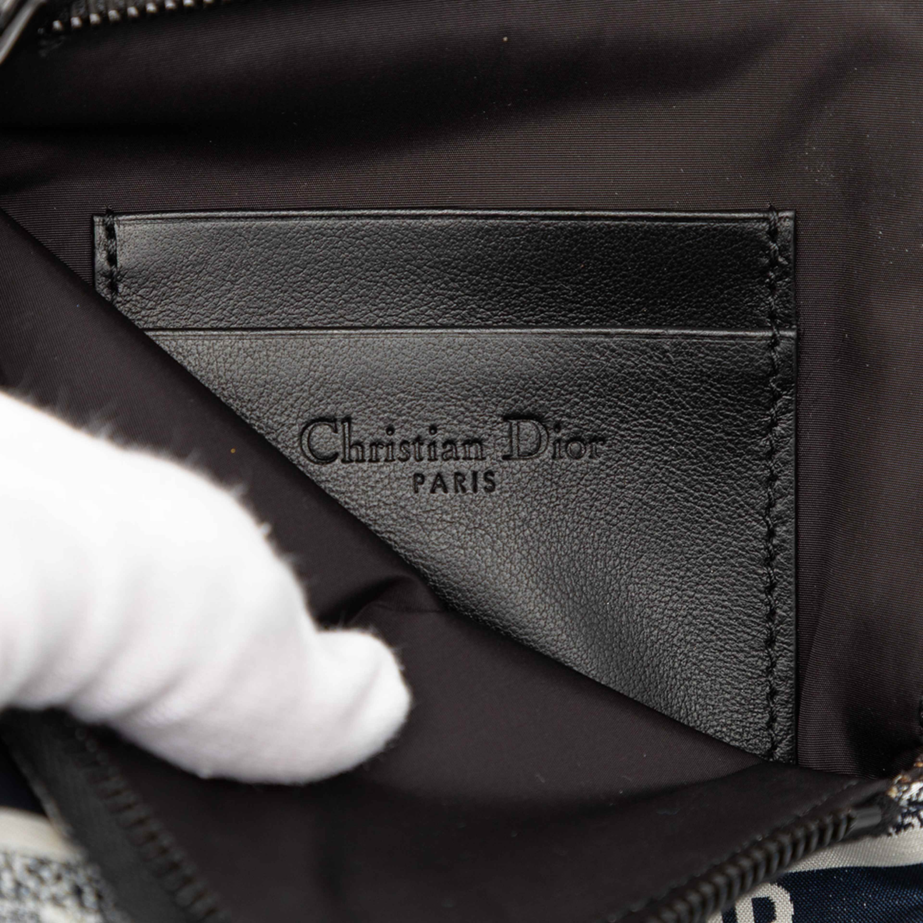 Dior Technical Fabric Embroidered Toile De Jouy Diortravel Multifunction Pouch, från Luxclusif, i färgen navy. Klicka för att öppna bilden i stort format