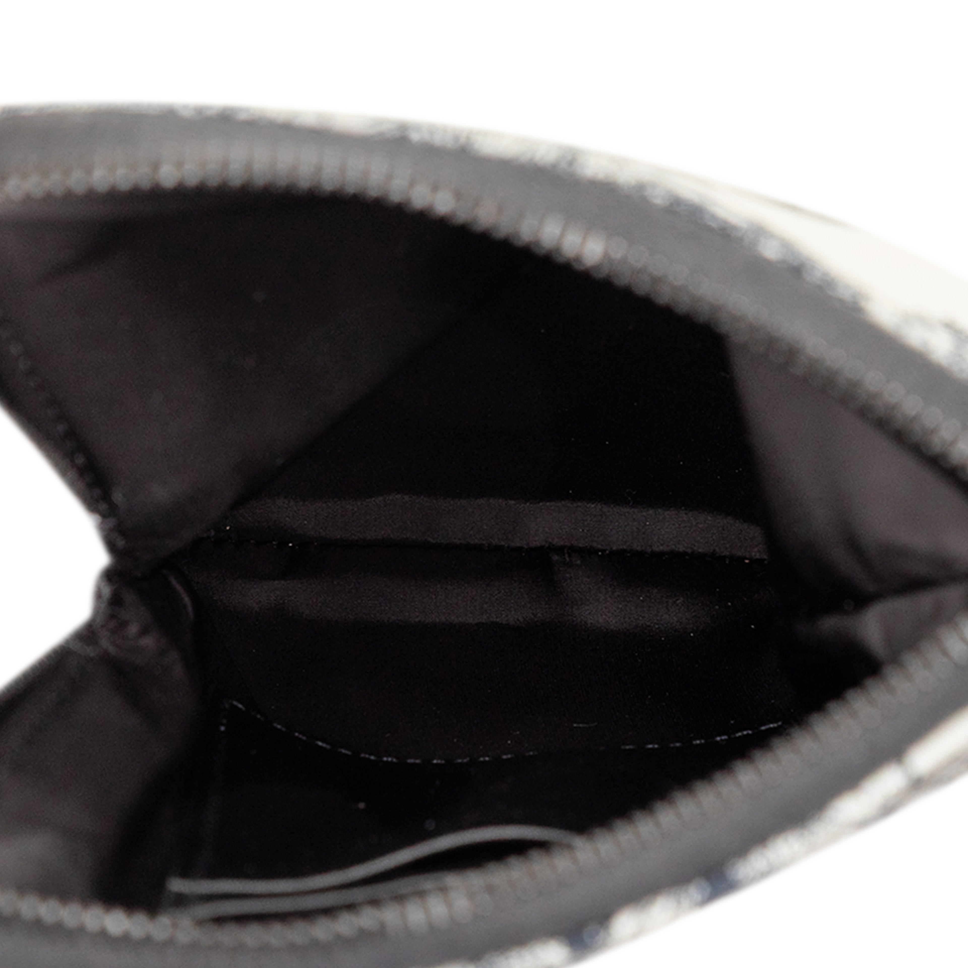 Dior Technical Fabric Embroidered Toile De Jouy Diortravel Multifunction Pouch, från Luxclusif, i färgen navy. Klicka för att öppna bilden i stort format