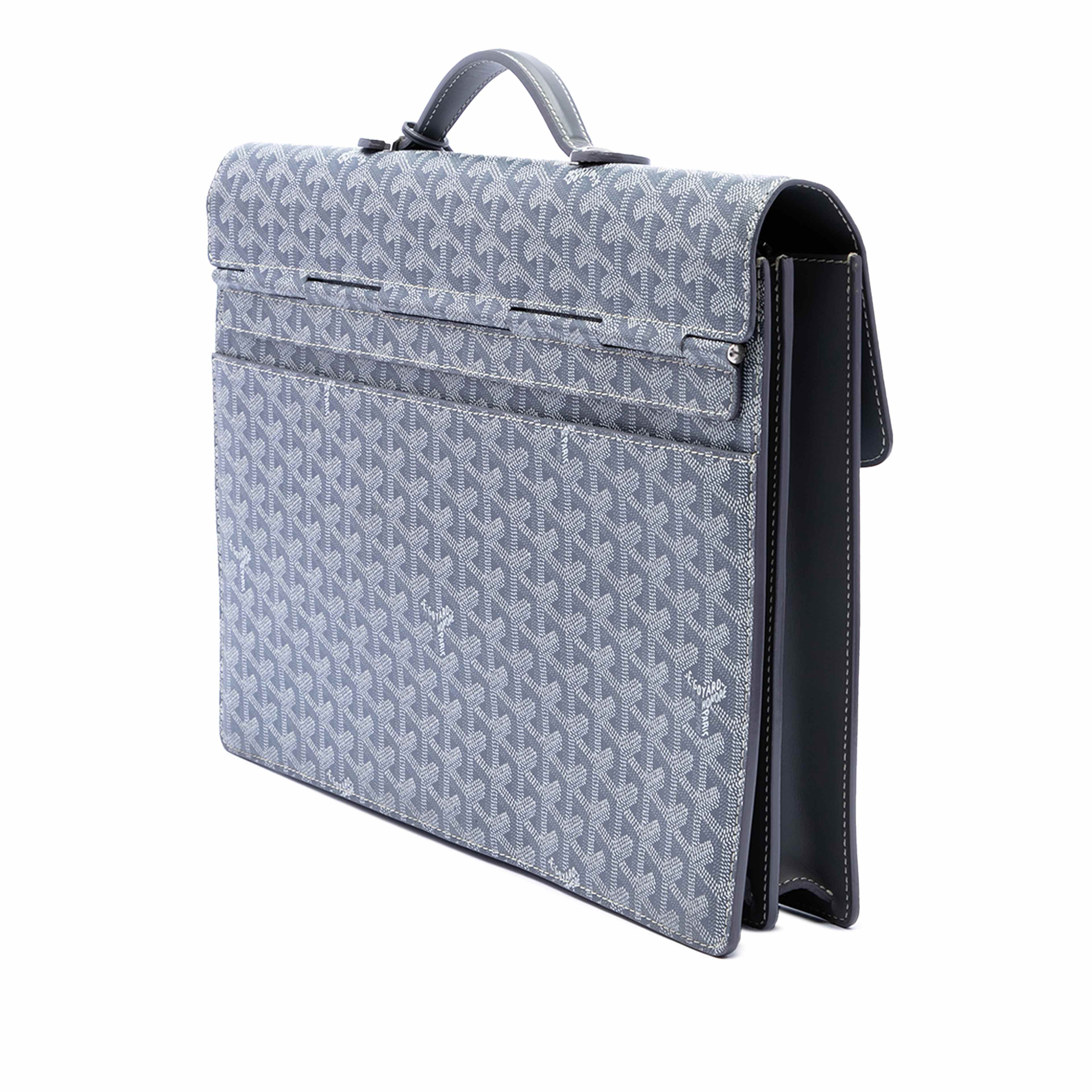 Goyard Goyardine Serviette Chypre, från Luxclusif, i färgen grå. Klicka för att öppna bilden i stort format