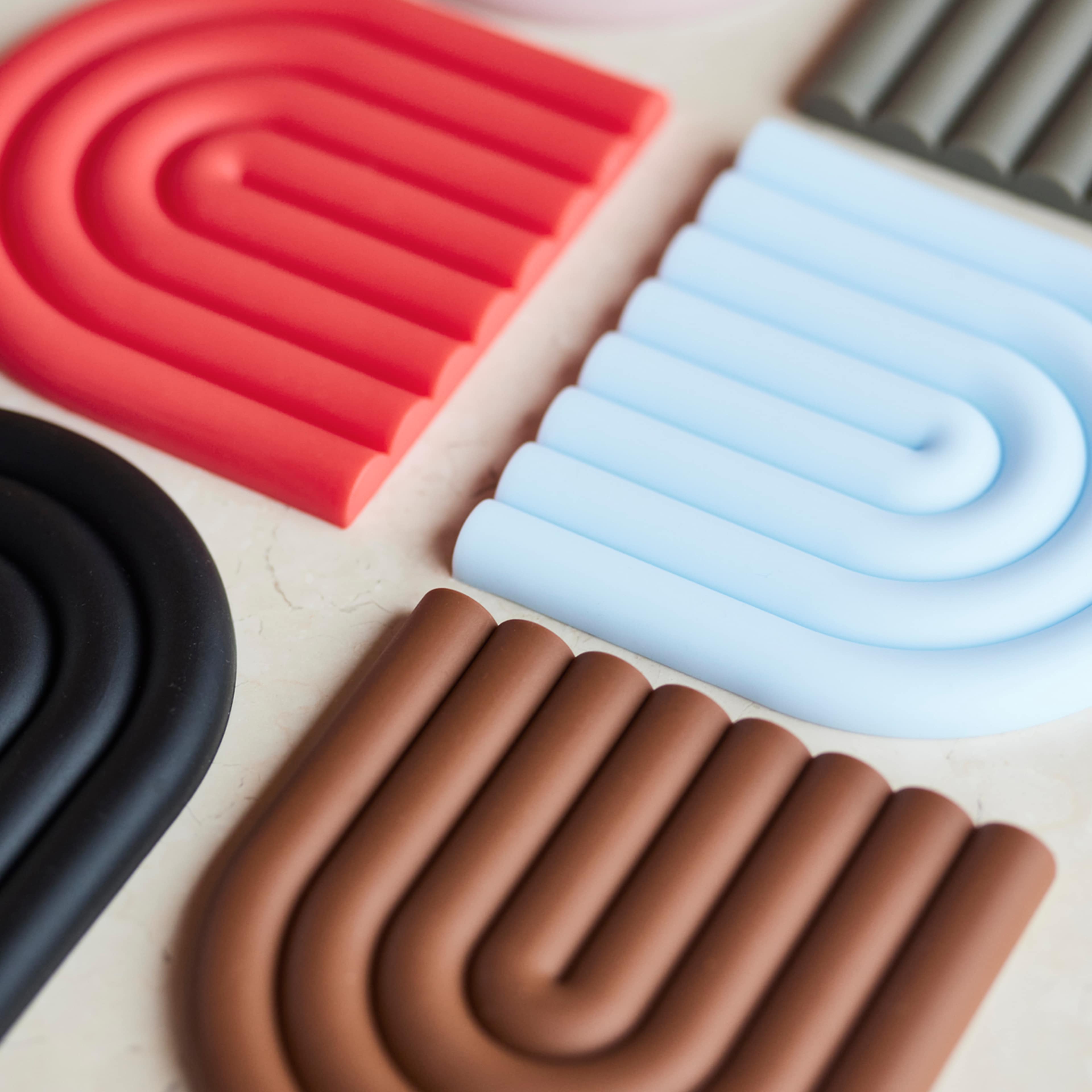 Rainbow Trivet, från OYOY Living, i färgen olive. Klicka för att öppna bilden i stort format