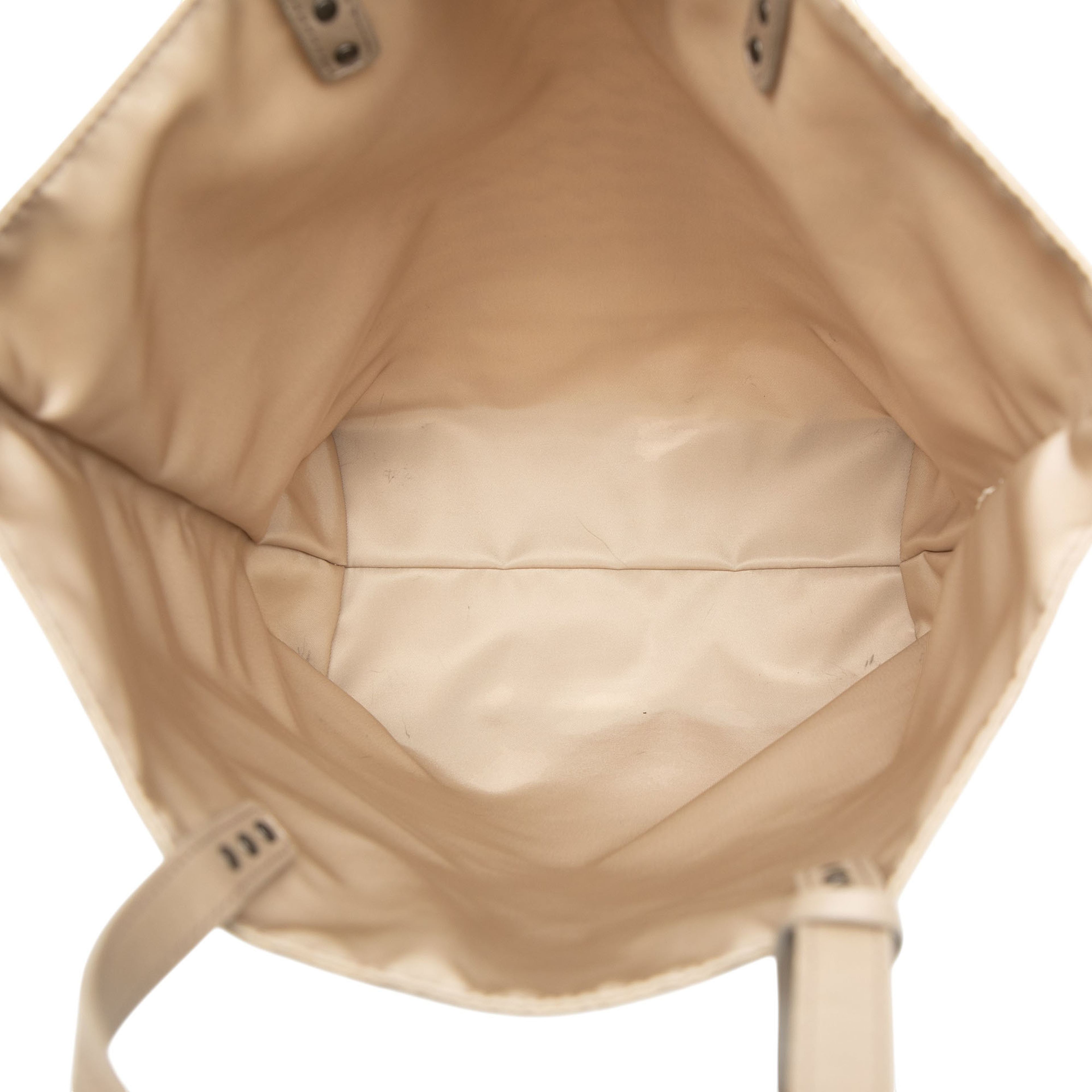 Bottega Veneta Nylon Intrecciolusion Tote, från Luxclusif, i färgen beige. Klicka för att öppna bilden i stort format