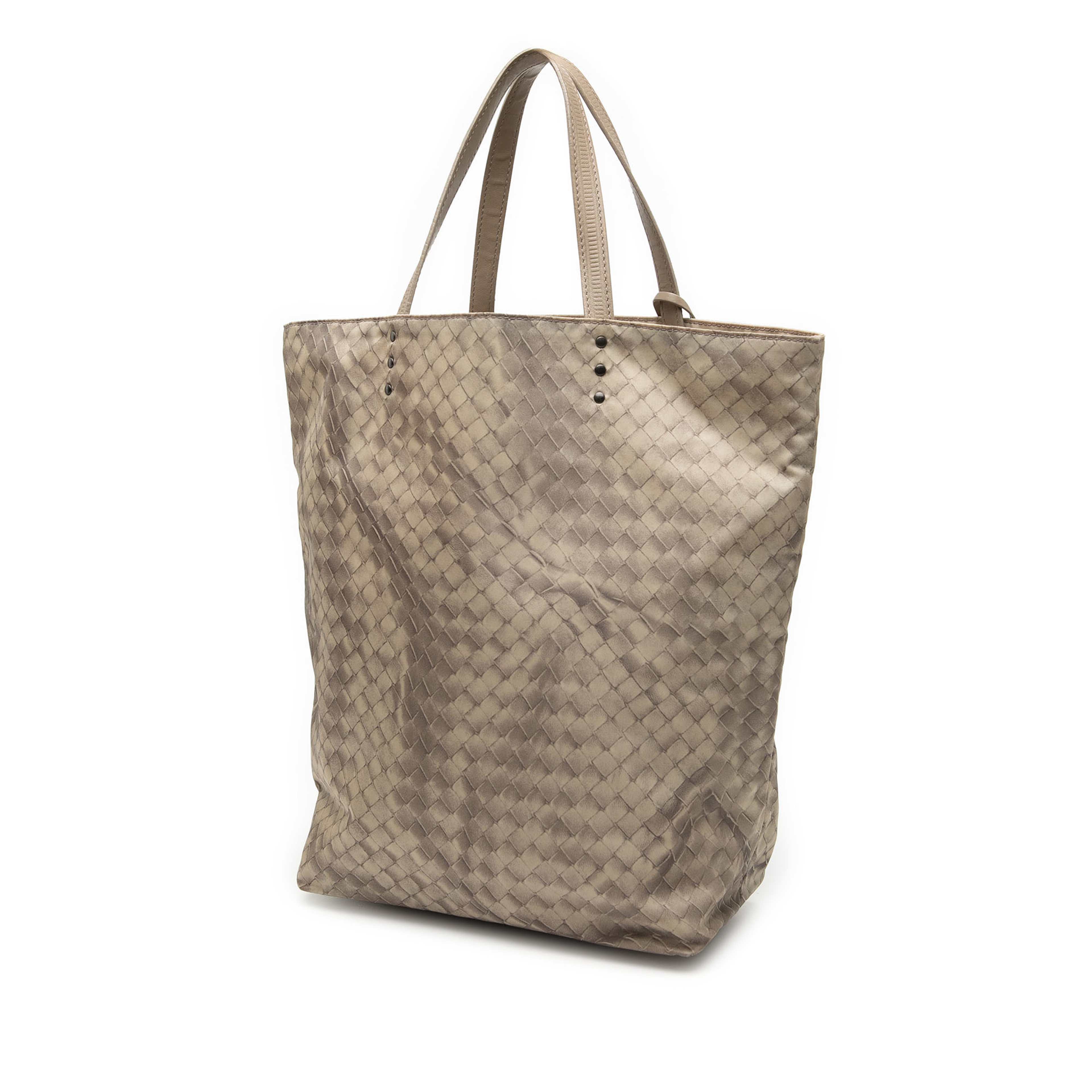 Bottega Veneta Nylon Intrecciolusion Tote, från Luxclusif, i färgen beige. Klicka för att öppna bilden i stort format