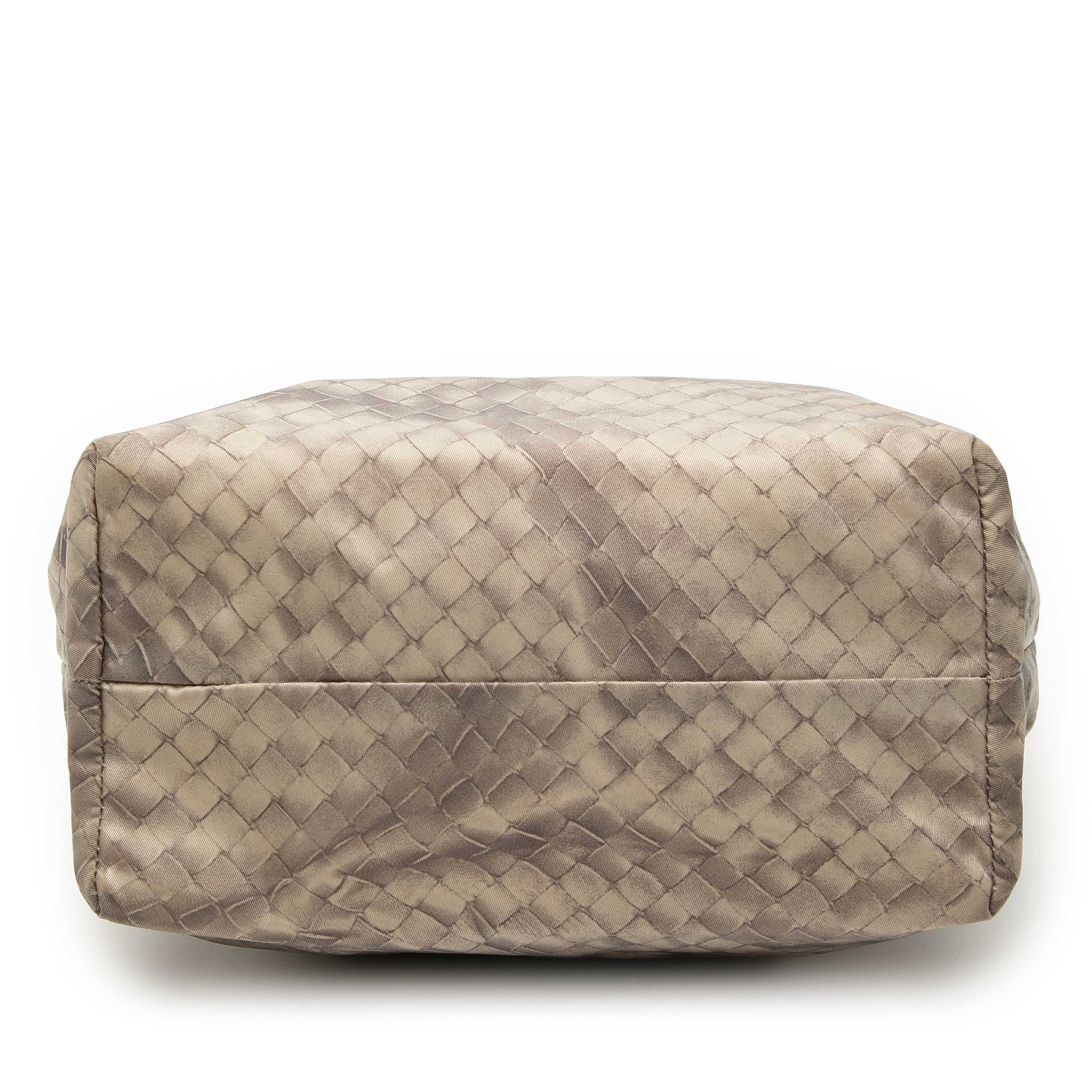 Bottega Veneta Nylon Intrecciolusion Tote, från Luxclusif, i färgen beige. Klicka för att öppna bilden i stort format