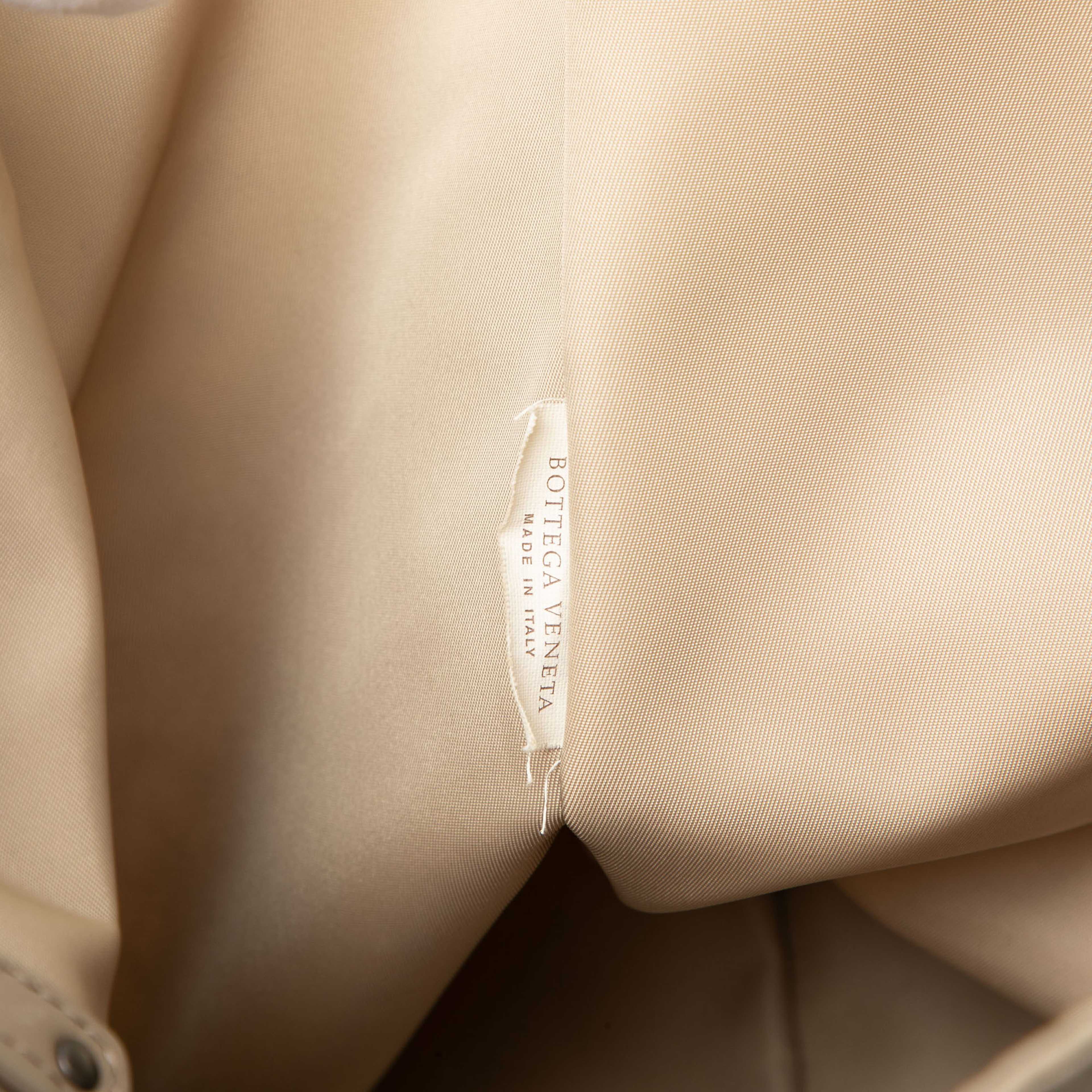 Bottega Veneta Nylon Intrecciolusion Tote, från Luxclusif, i färgen beige. Klicka för att öppna bilden i stort format