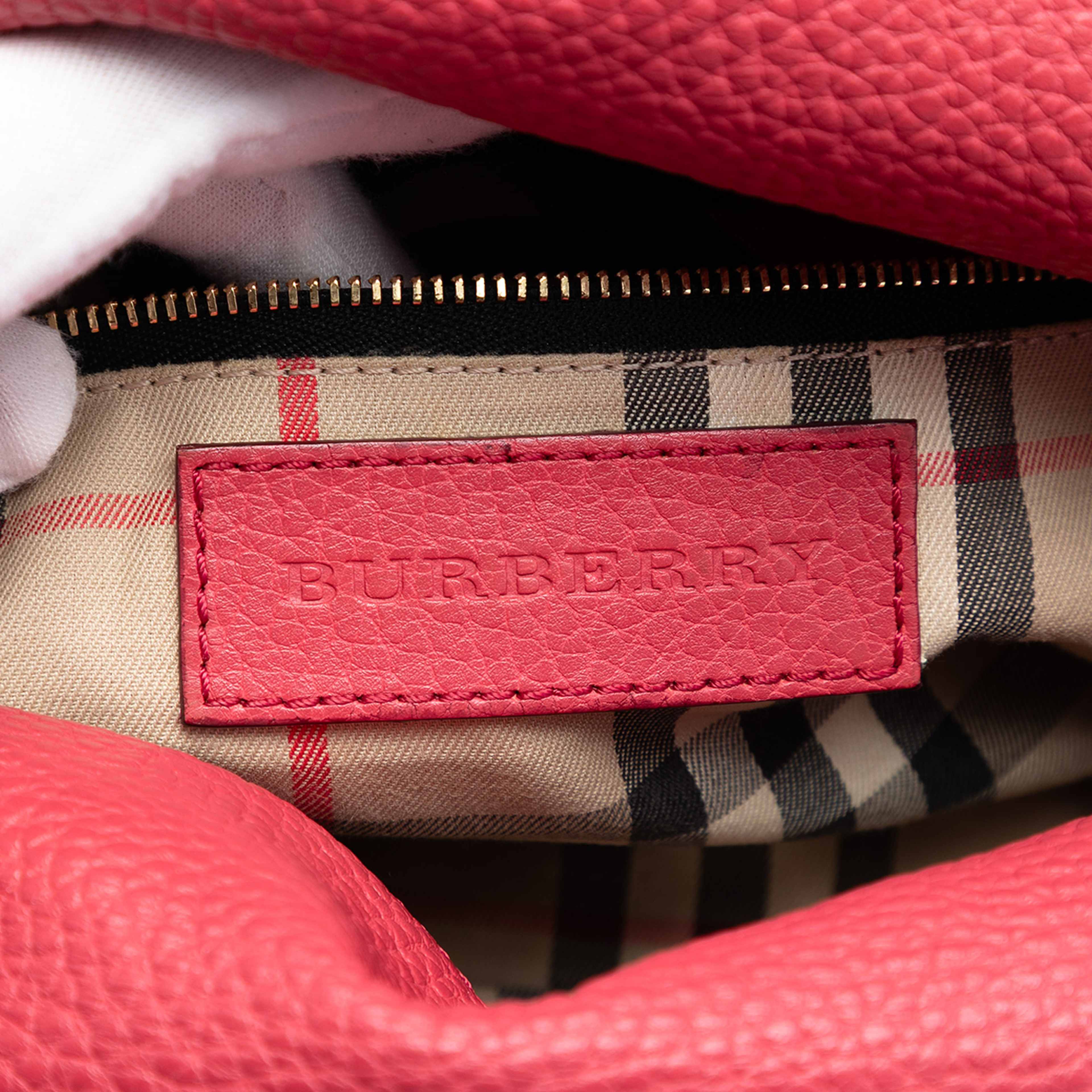 Burberry Grained Calfskin Leah Crossbody, från Luxclusif, i färgen pink. Klicka för att öppna bilden i stort format