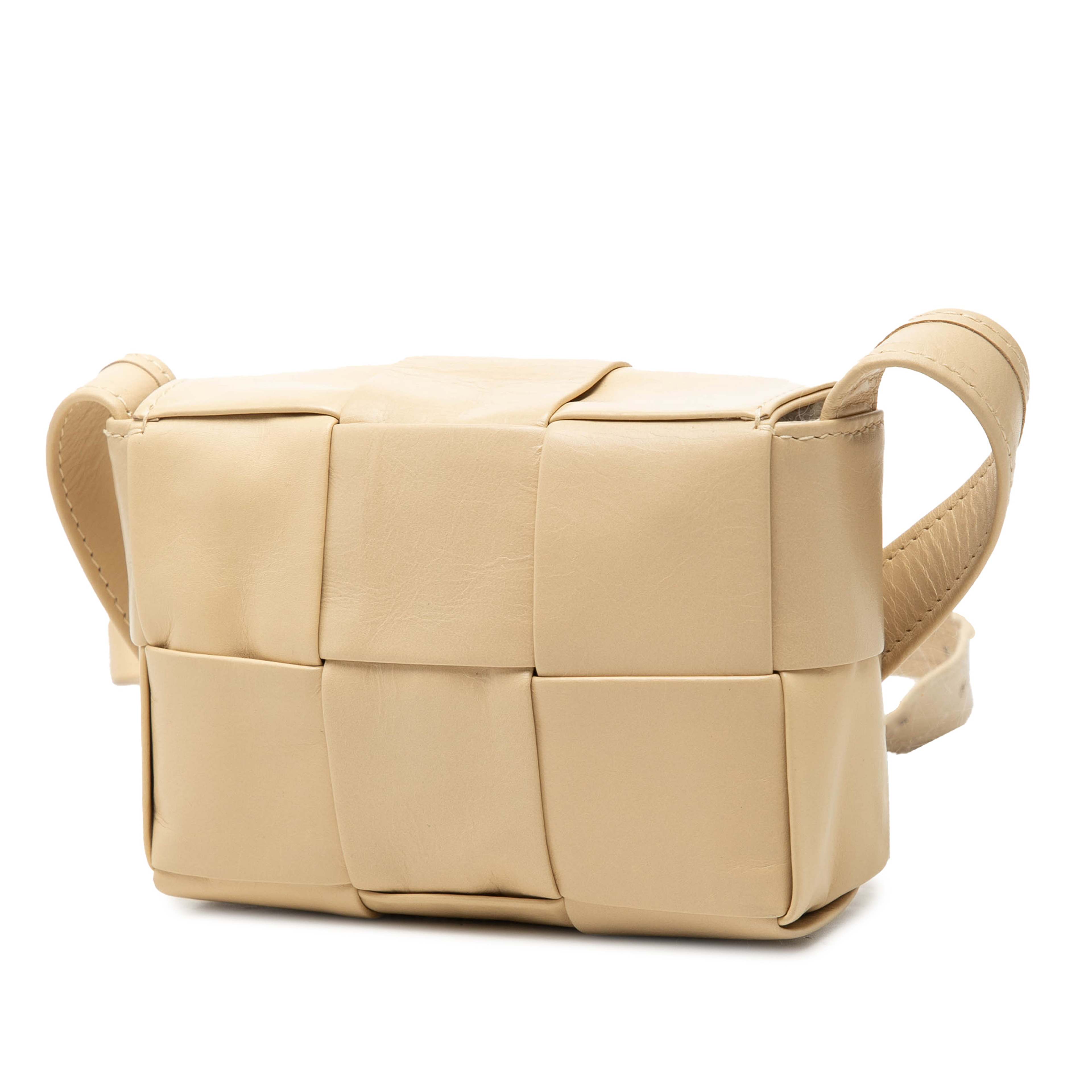 Bottega Veneta Candy Nappa Intrecciato Cassette Crossbody, från Luxclusif, i färgen brun. Klicka för att öppna bilden i stort format