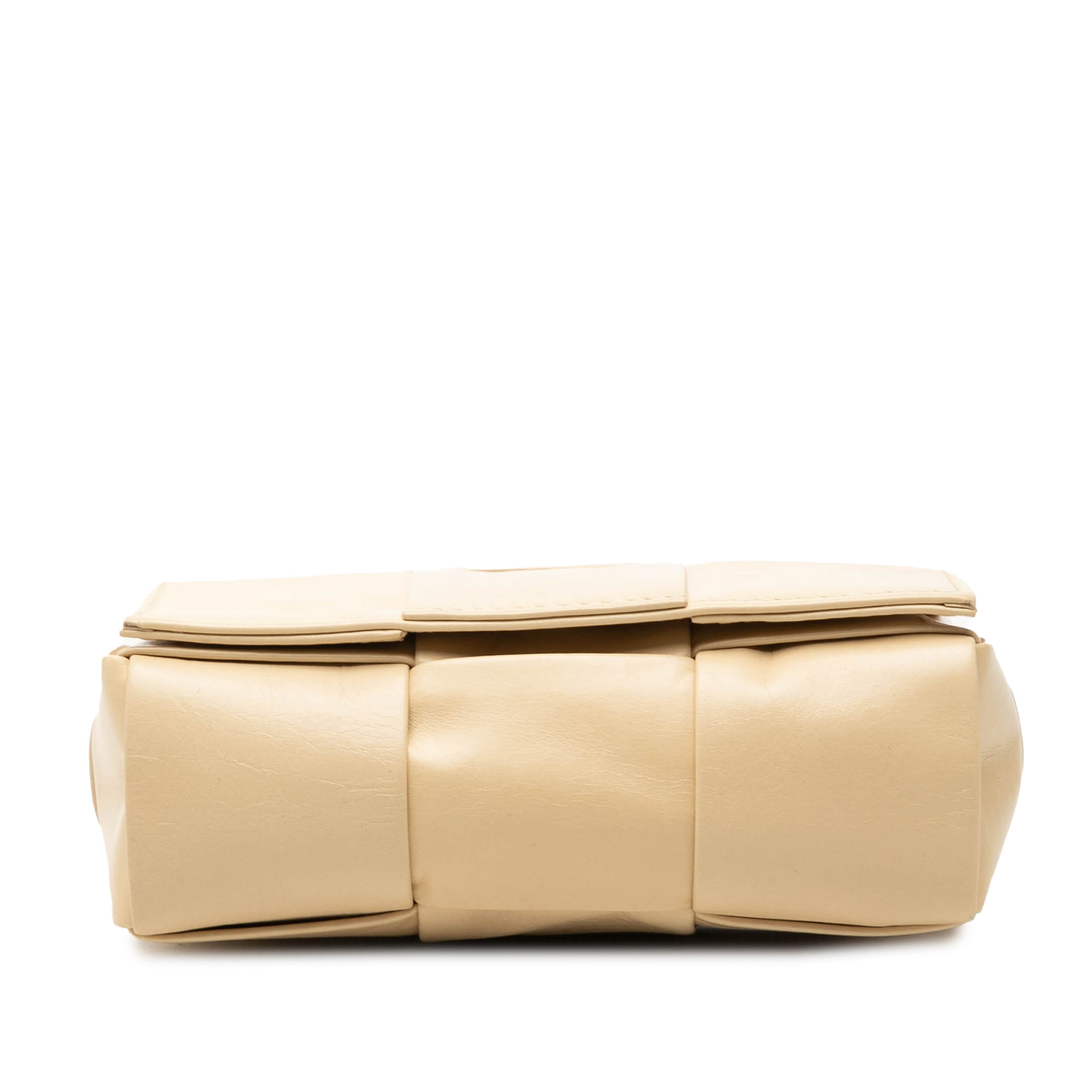 Bottega Veneta Candy Nappa Intrecciato Cassette Crossbody, från Luxclusif, i färgen brun. Klicka för att öppna bilden i stort format
