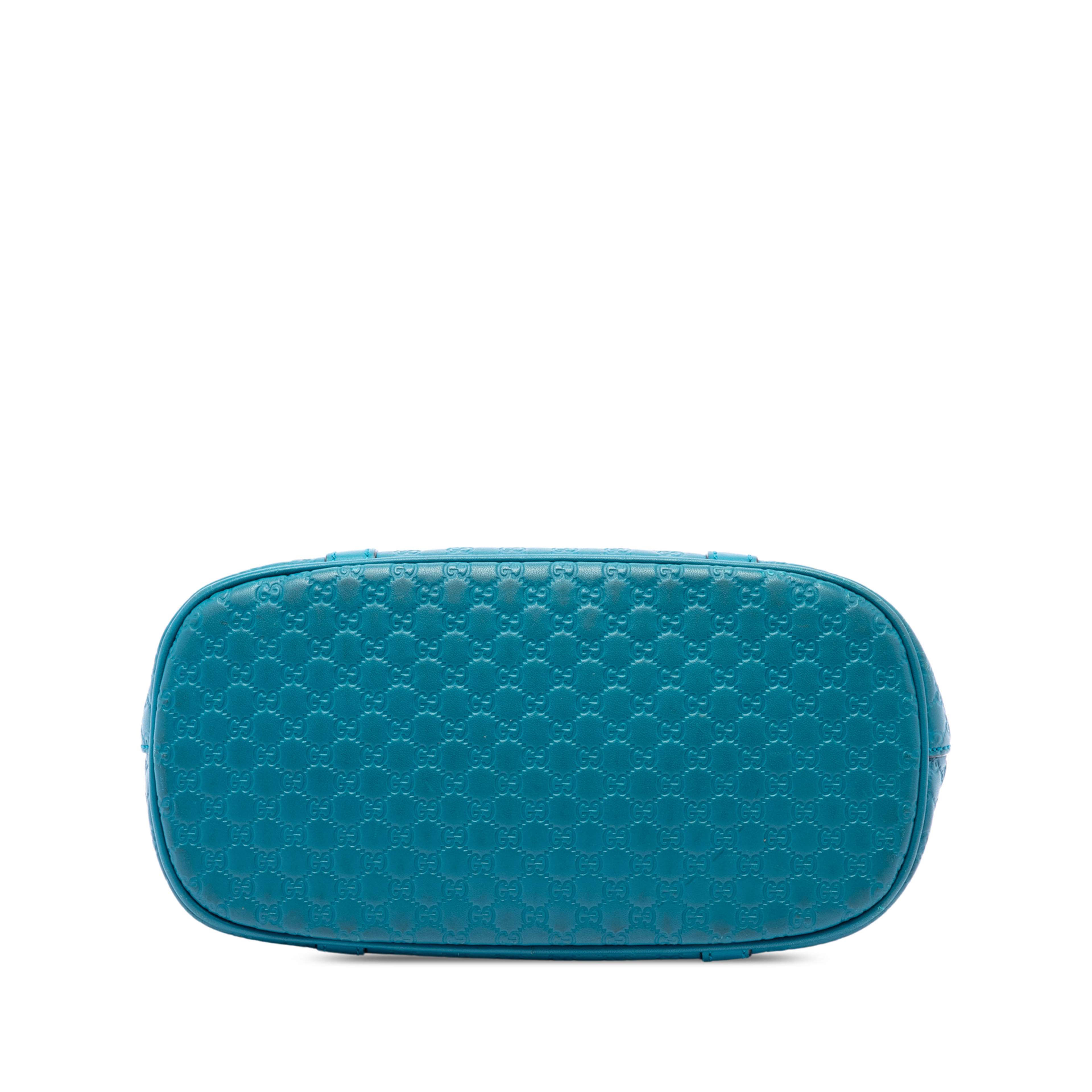 Gucci Mini Microguccissima Dome Satchel, från Luxclusif, i färgen blå. Klicka för att öppna bilden i stort format